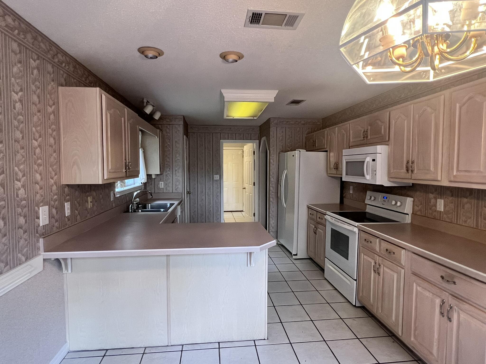 LAKE HOLLEY ESTATES - Residential Lease