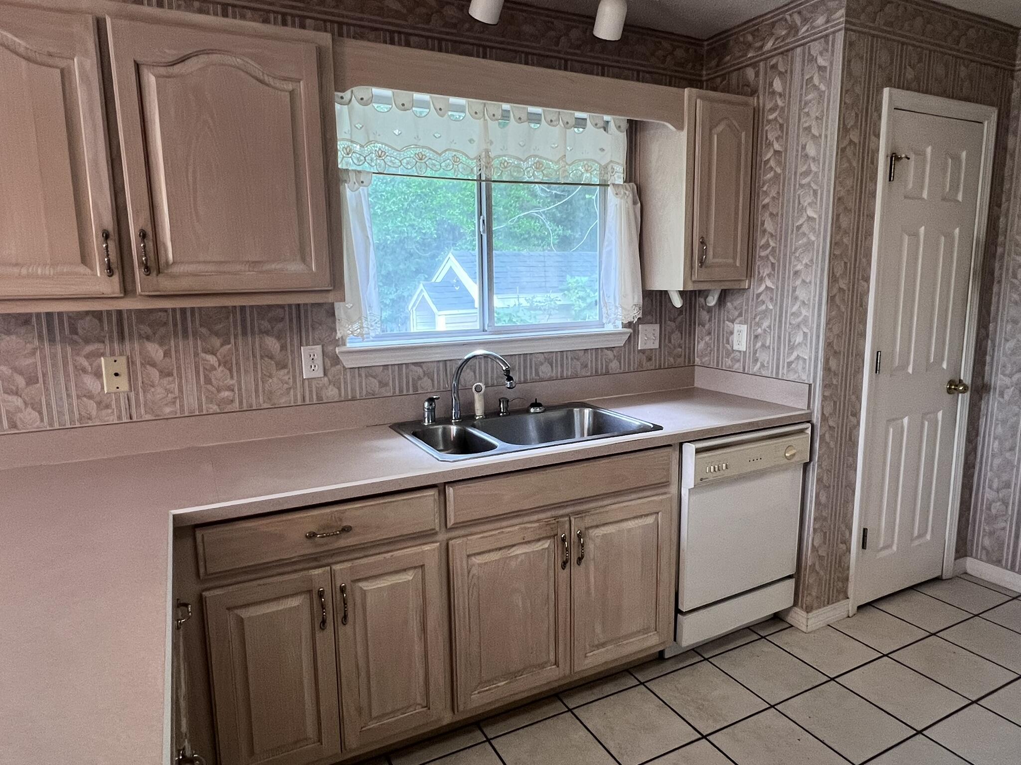 LAKE HOLLEY ESTATES - Residential Lease