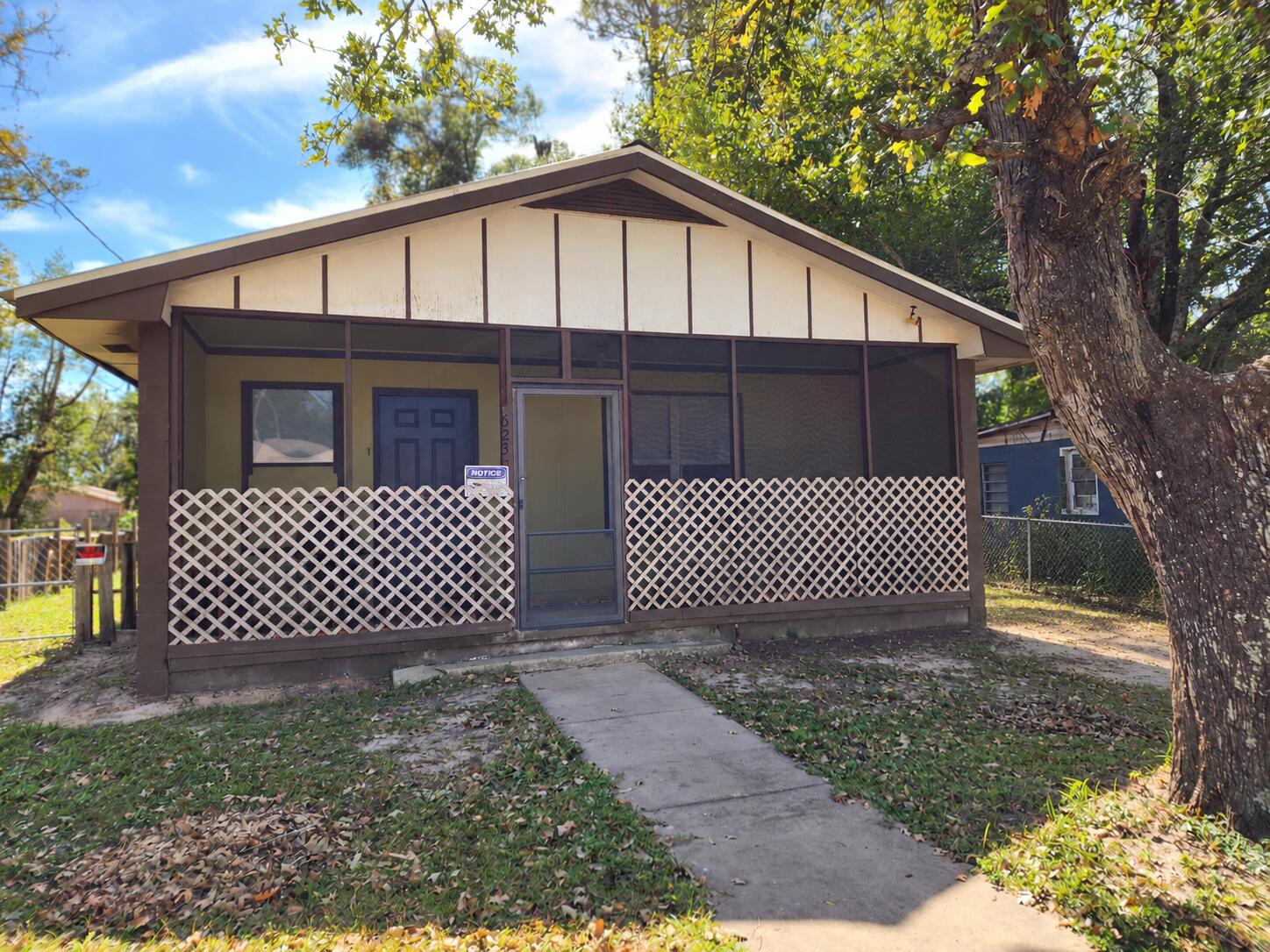 623 W Griffith Avenue