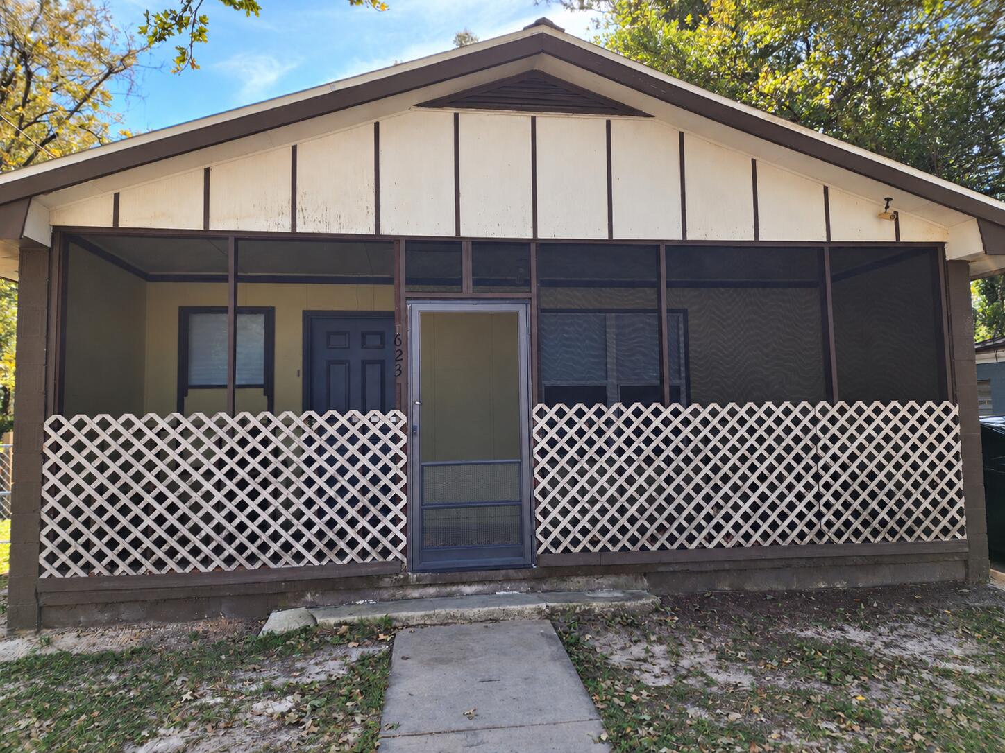 623 W Griffith Avenue