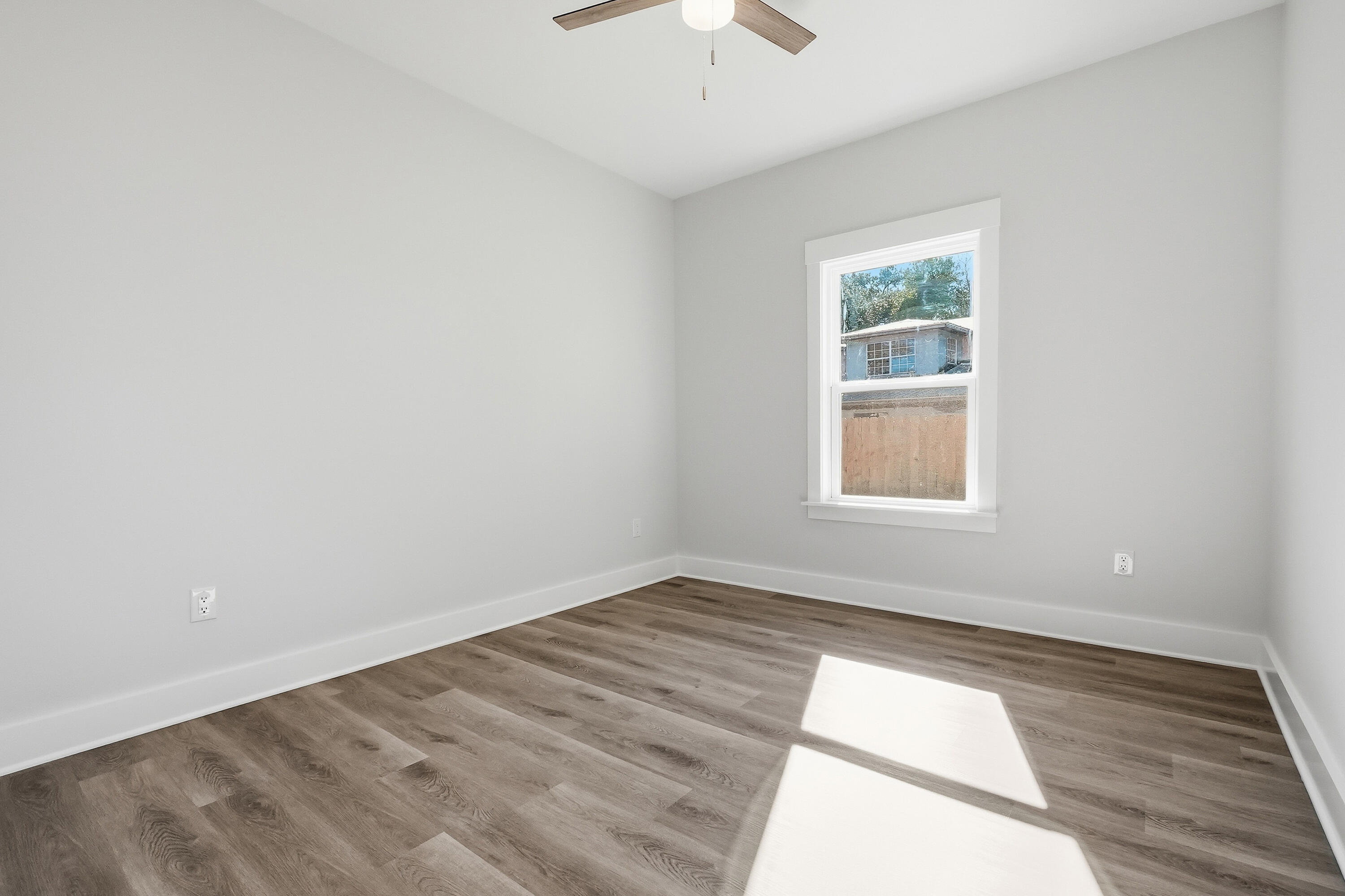 BEG NE COR OF SE1/4 W 1328.7 FT N 110 FT E 4 FT - Residential