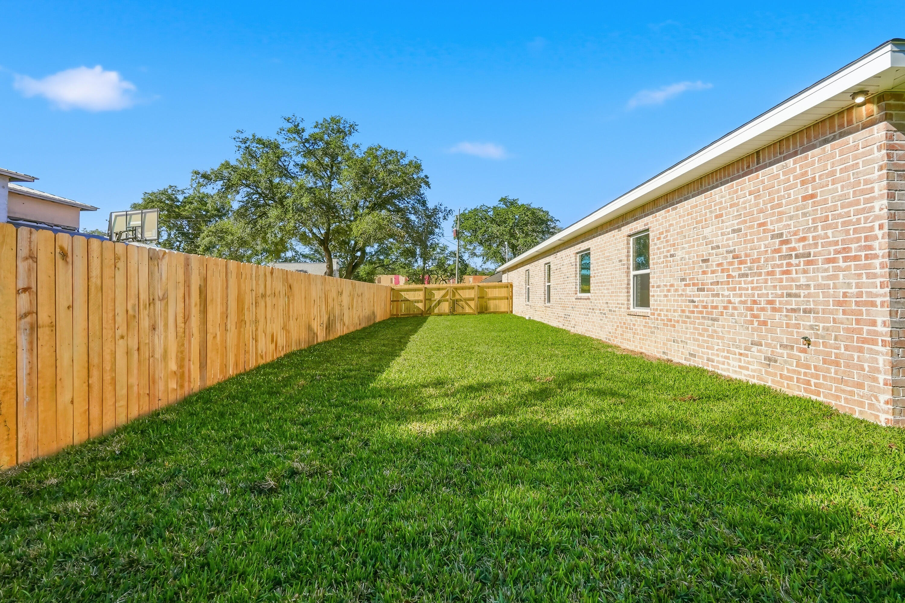 BEG NE COR OF SE1/4 W 1328.7 FT N 110 FT E 4 FT - Residential