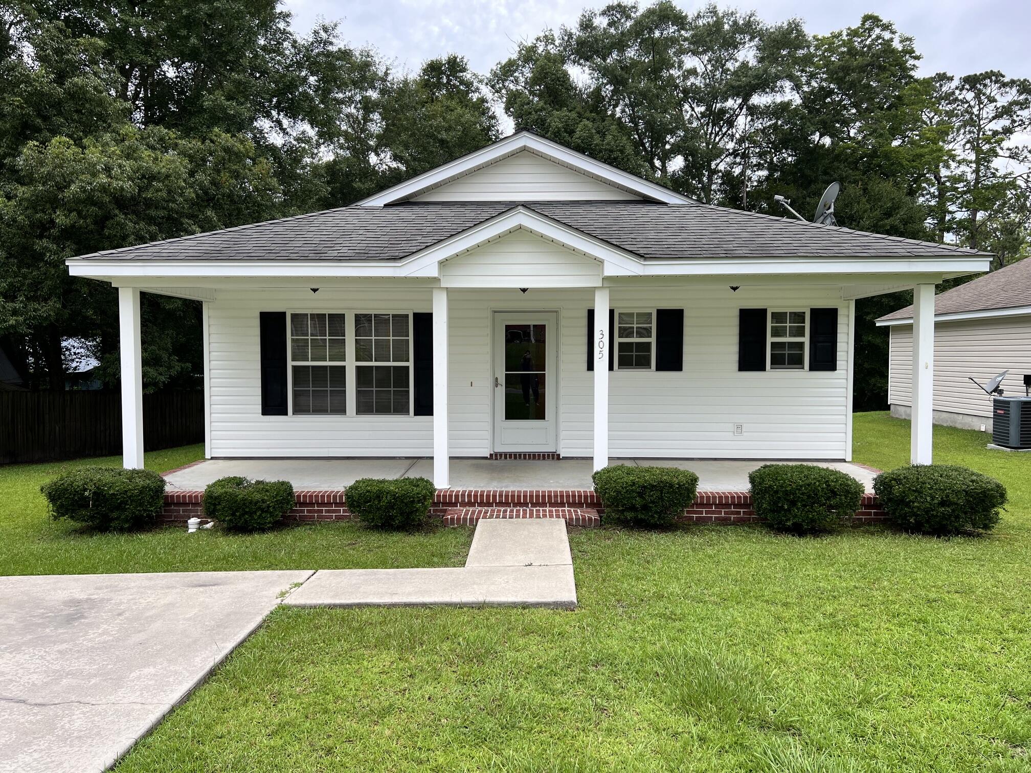 Photo 1 of 20 — 305 N Rangeline Street, Bonifay, FL 32425