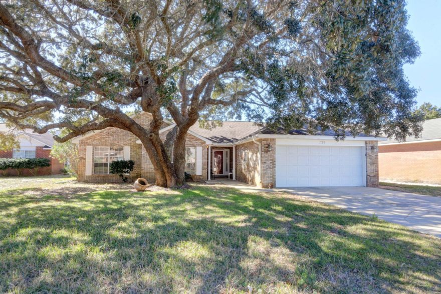 This beautiful all brick home is located in the Legand Cove subdivision. Stay warm by the fireplace or head out to the screened back porch which is perfect for parties. The master bathroom has a large walk-in closet. Don't miss out on this cute house...It won't last long!!