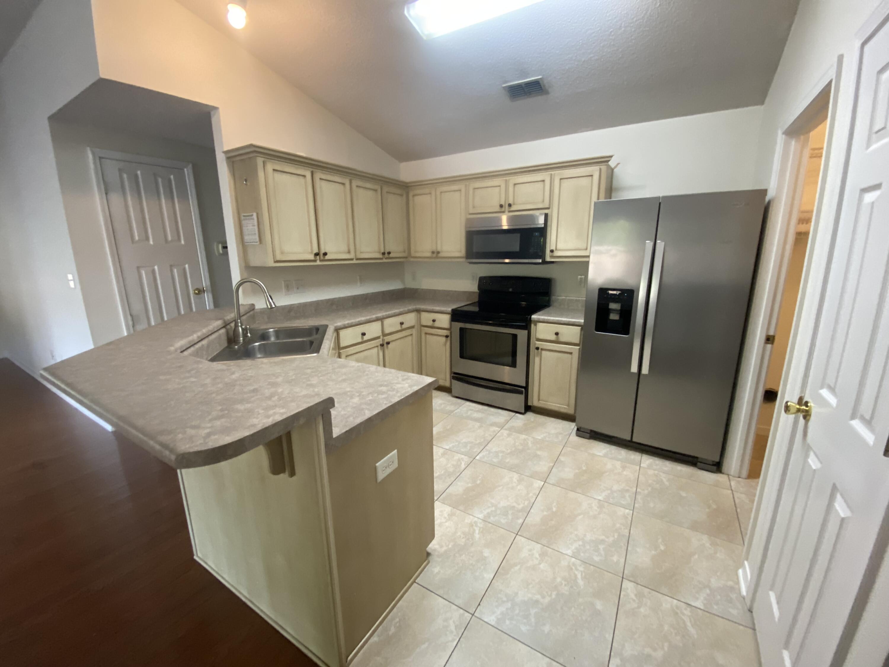 HAMPTON RIDGE ESTATES 1ST ADD - Residential Lease