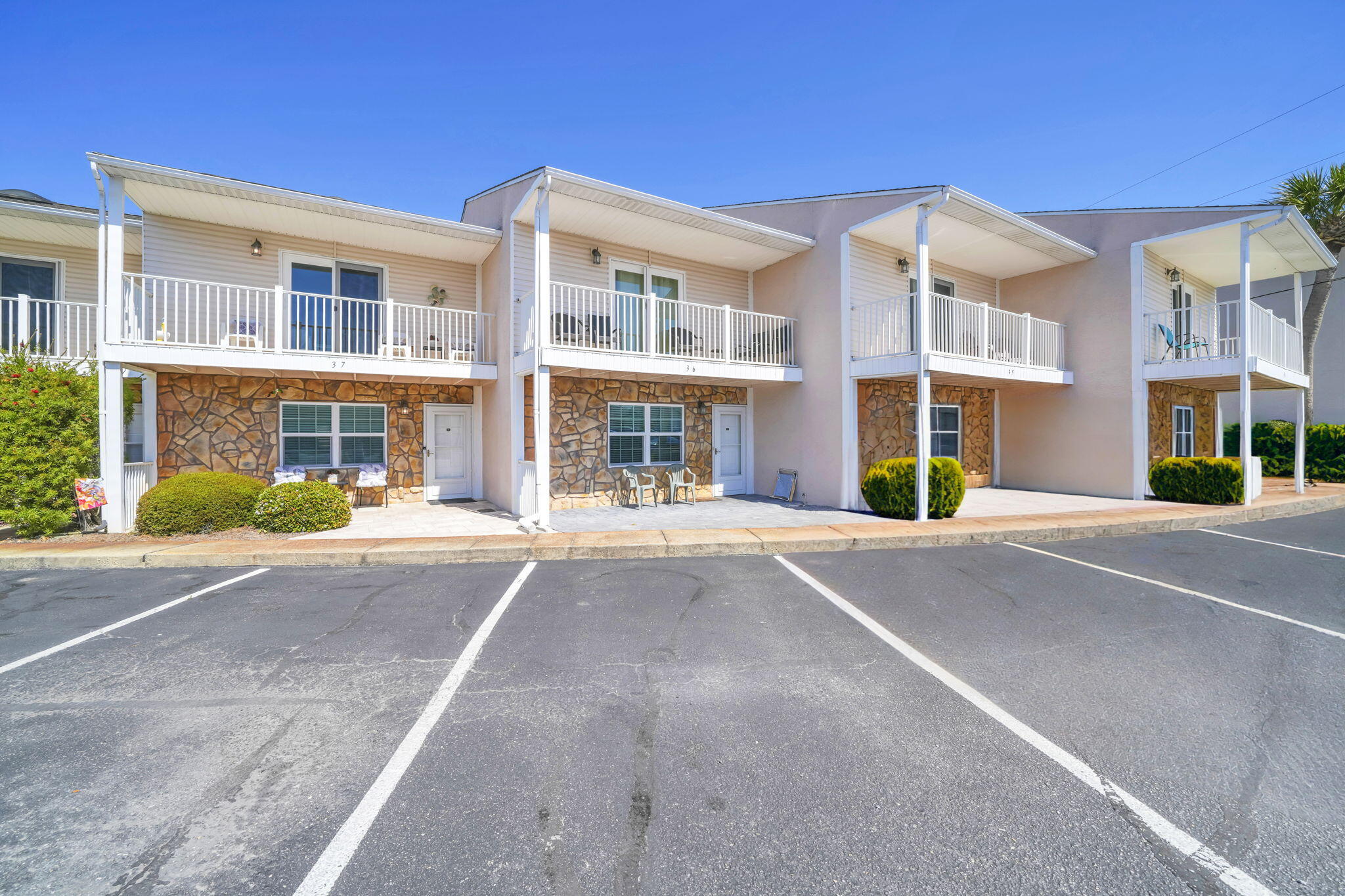 WOODLAND SHORES TOWNHOMES PHASE IV - Residential