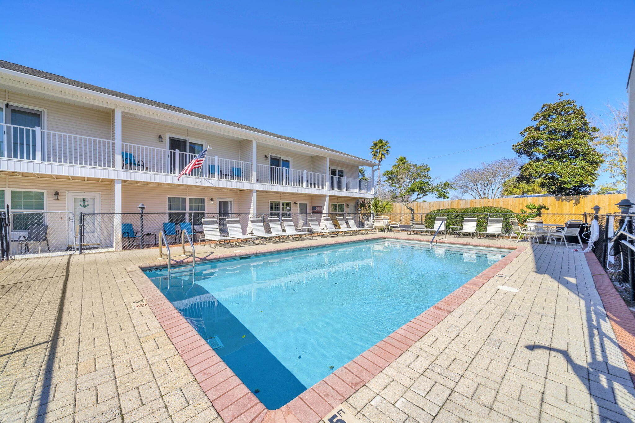 WOODLAND SHORES TOWNHOMES PHASE IV - Residential