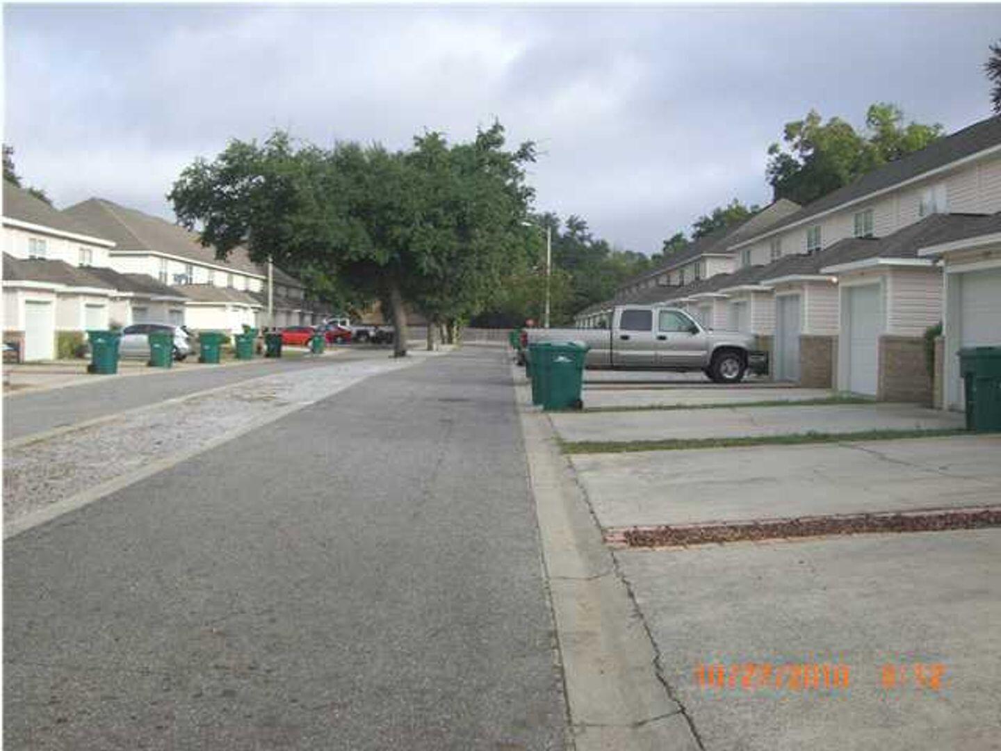 OAK PARK TOWNHOMES - Residential Lease