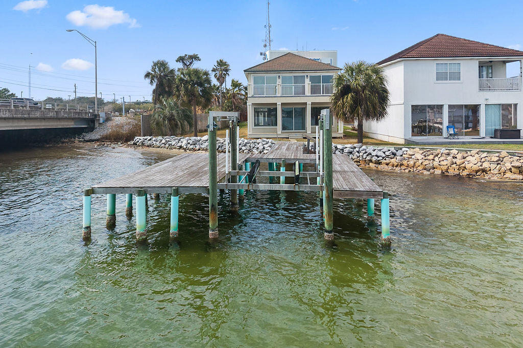 LIGHTHOUSE POINTE - Residential