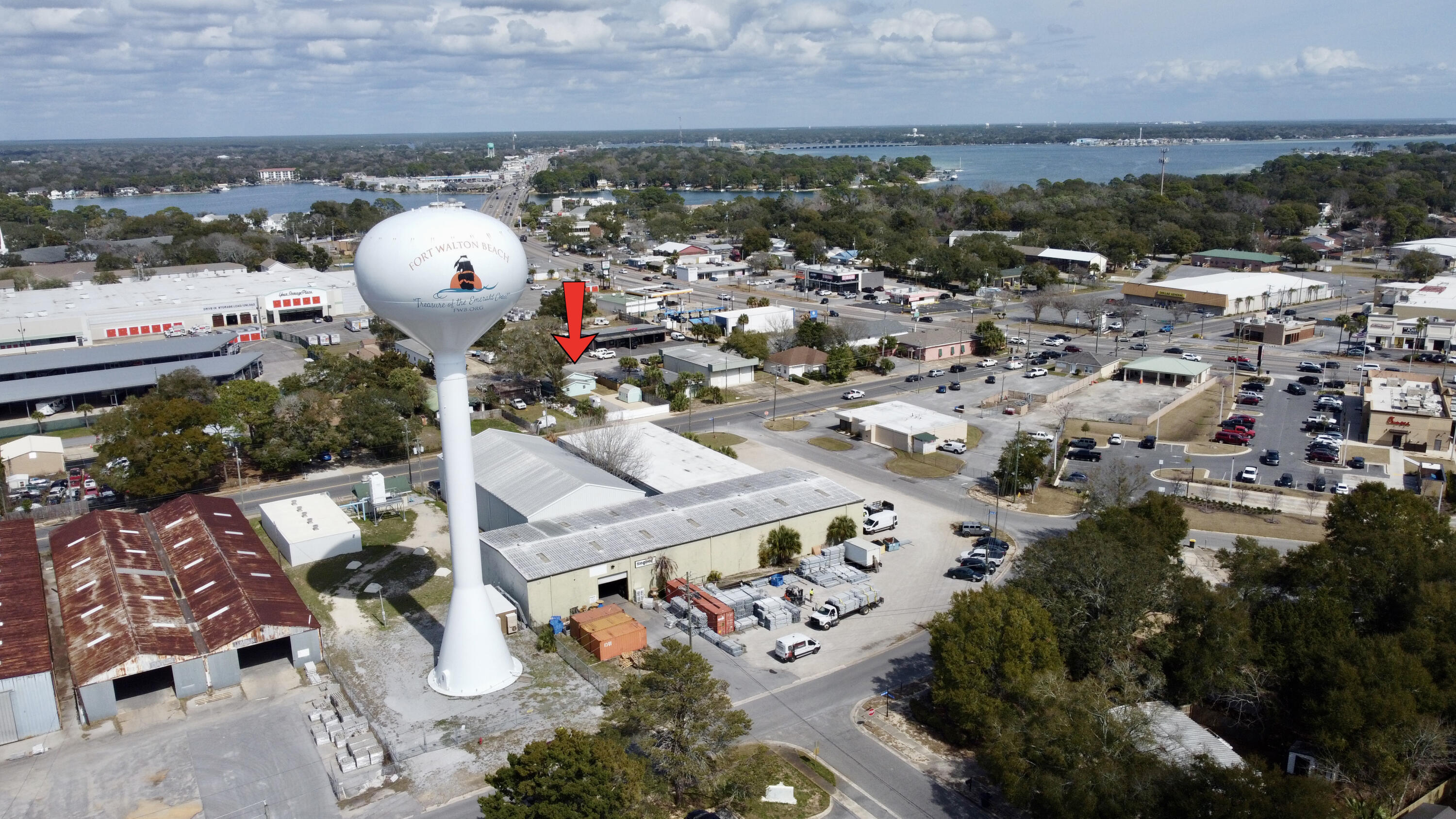 Main image without alt text