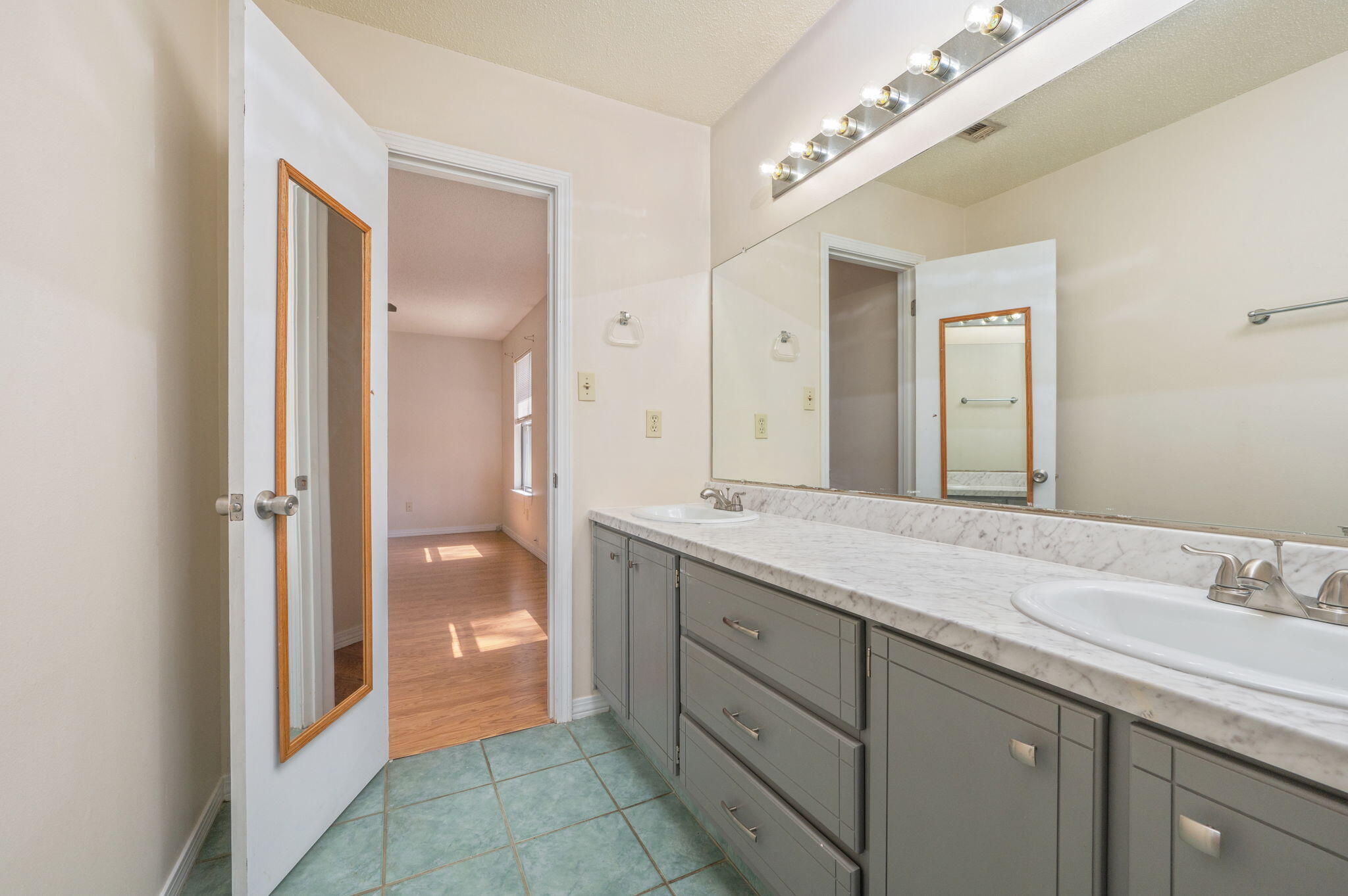 VILLAGE WEST - Residential