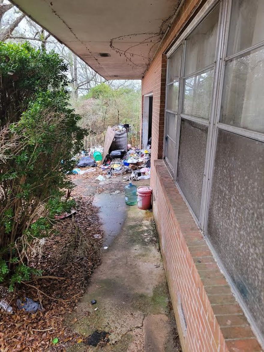 BIG BRICK HOUSE ON LARGE 1.25 ACRE LOT 
ON PAVED ROAD .ROOM FOR A POOL .CLOSE TO CITY SHOPPING SCHOOLS MEDICAL ,CASH ONLY NEEDS TLC .DIAMOND IN THE ROUGH