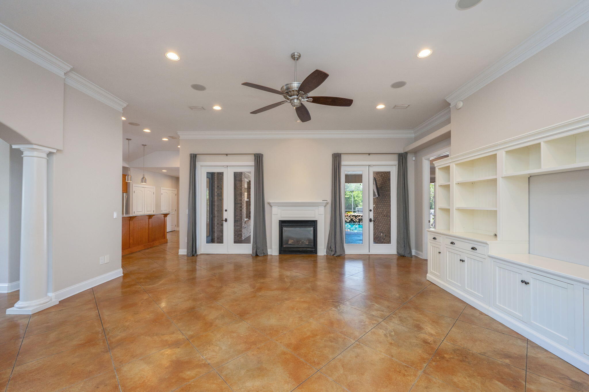 WOODLAND SHORES - Residential