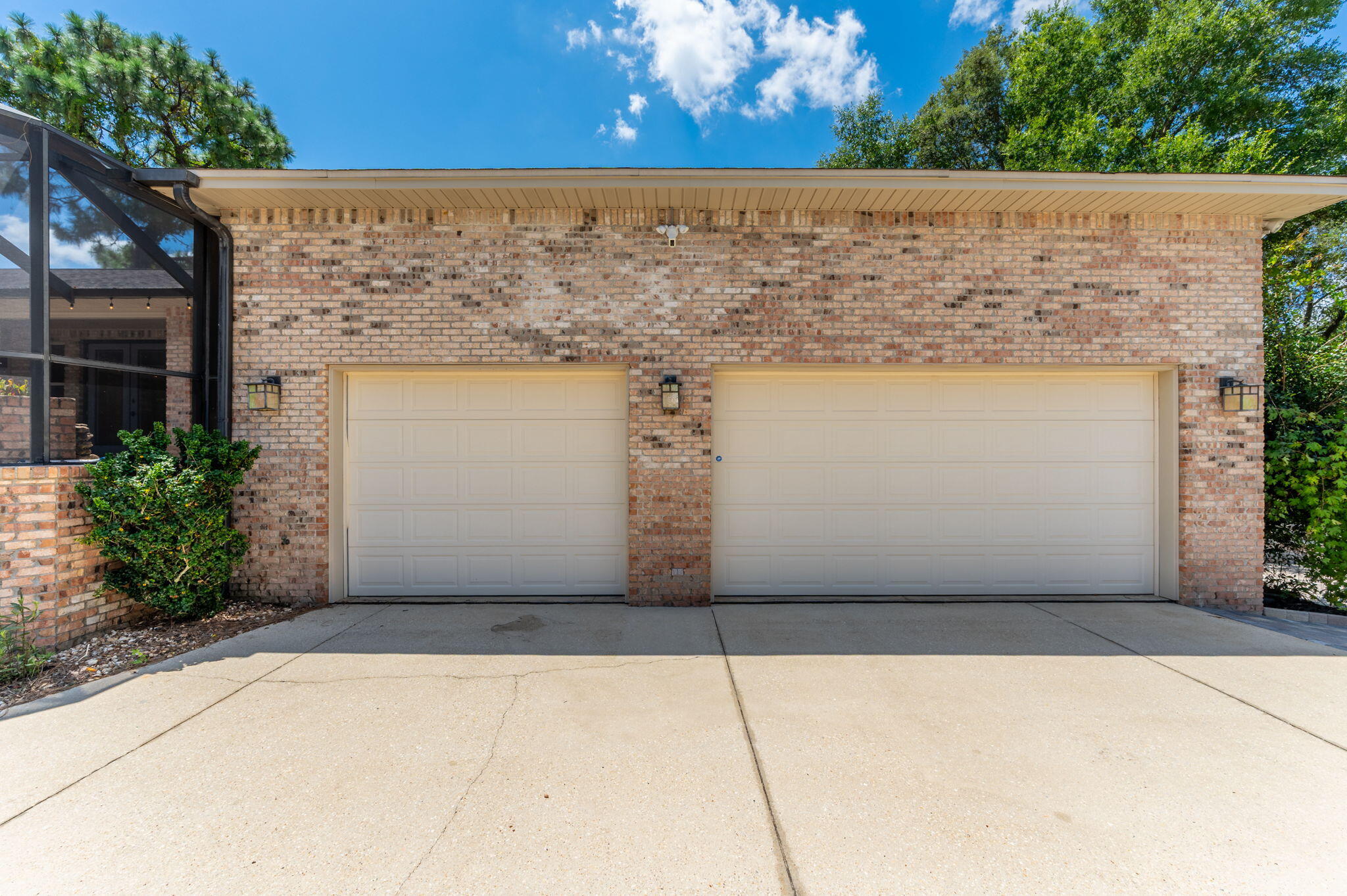 WOODLAND SHORES - Residential