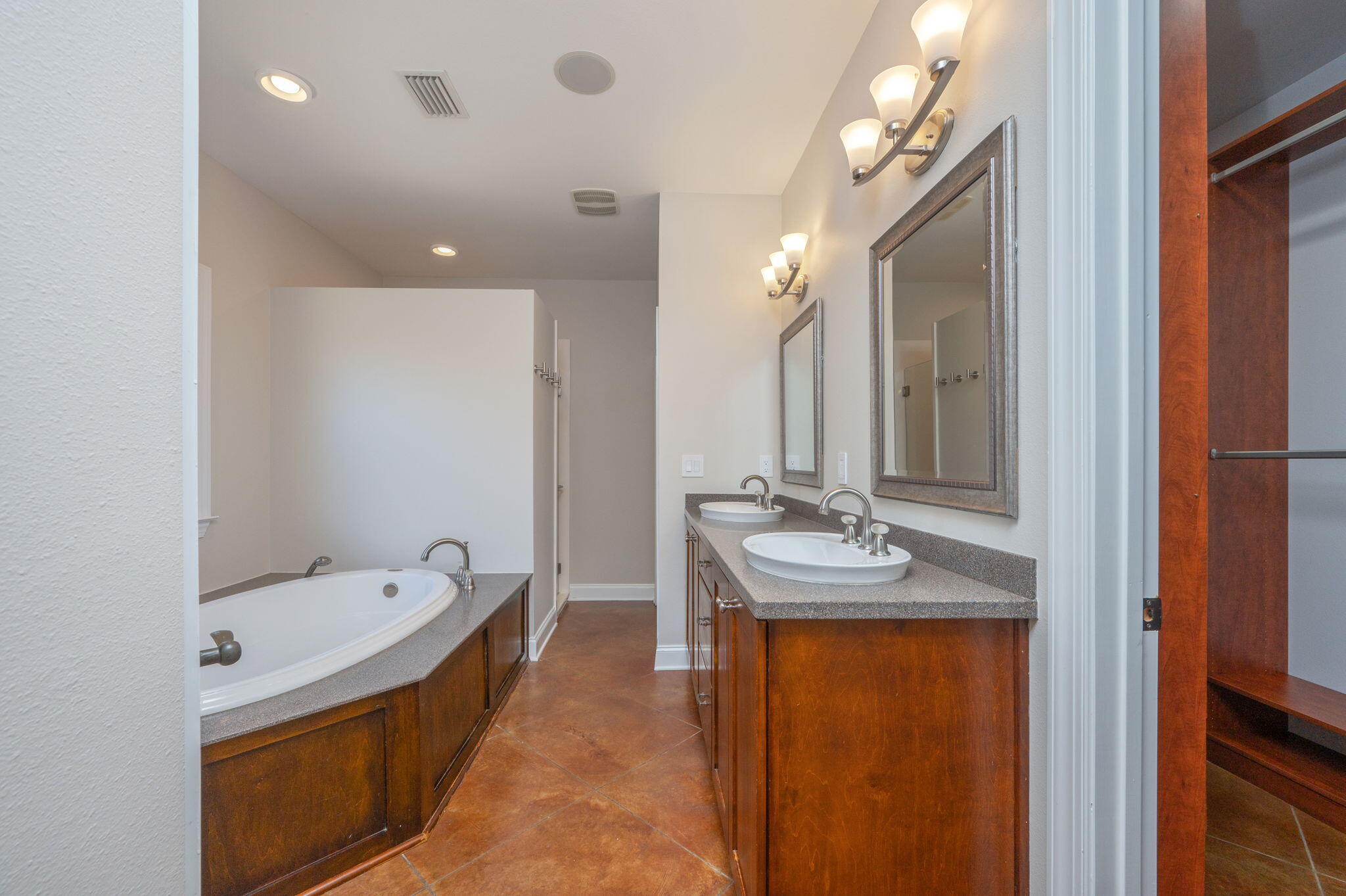 WOODLAND SHORES - Residential