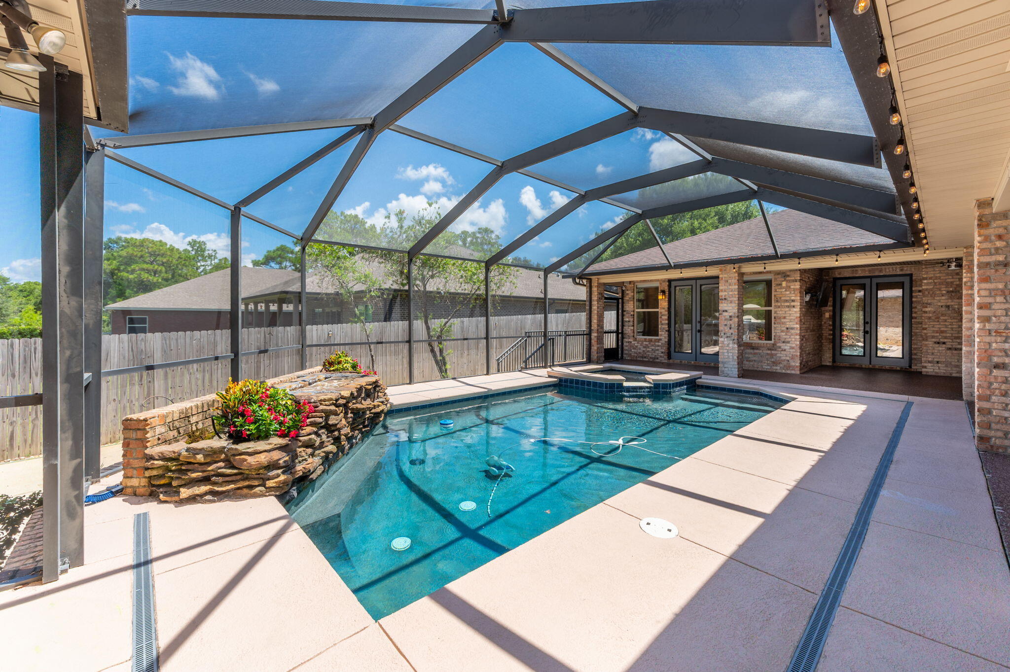 WOODLAND SHORES - Residential