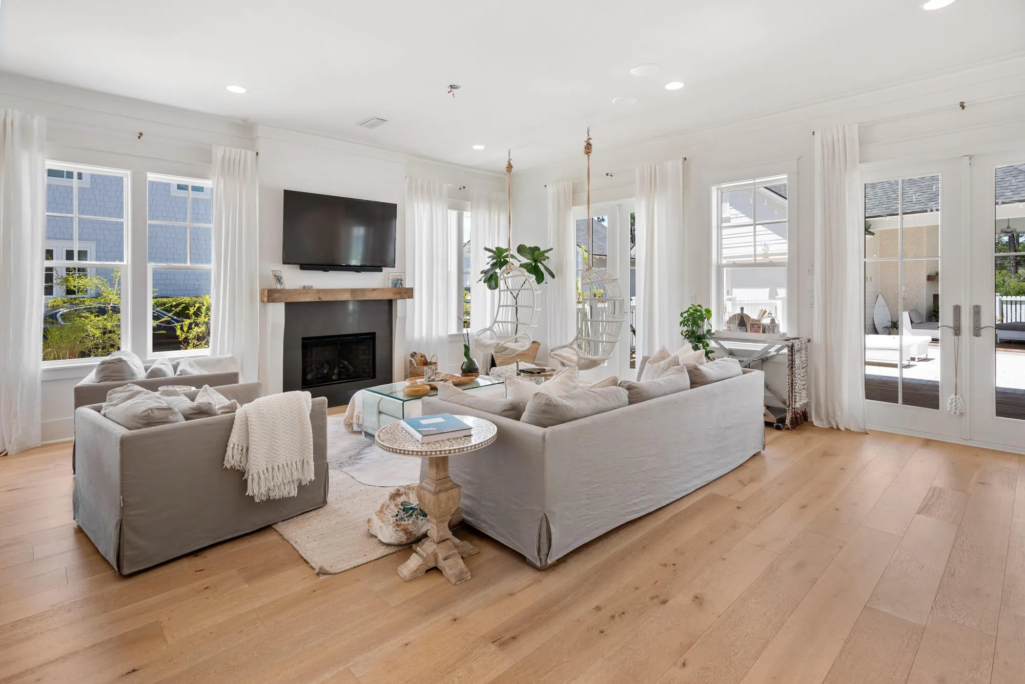 This gorgeous home with 10 ceilings is built by Jason Romair Homes. Lo – image 10