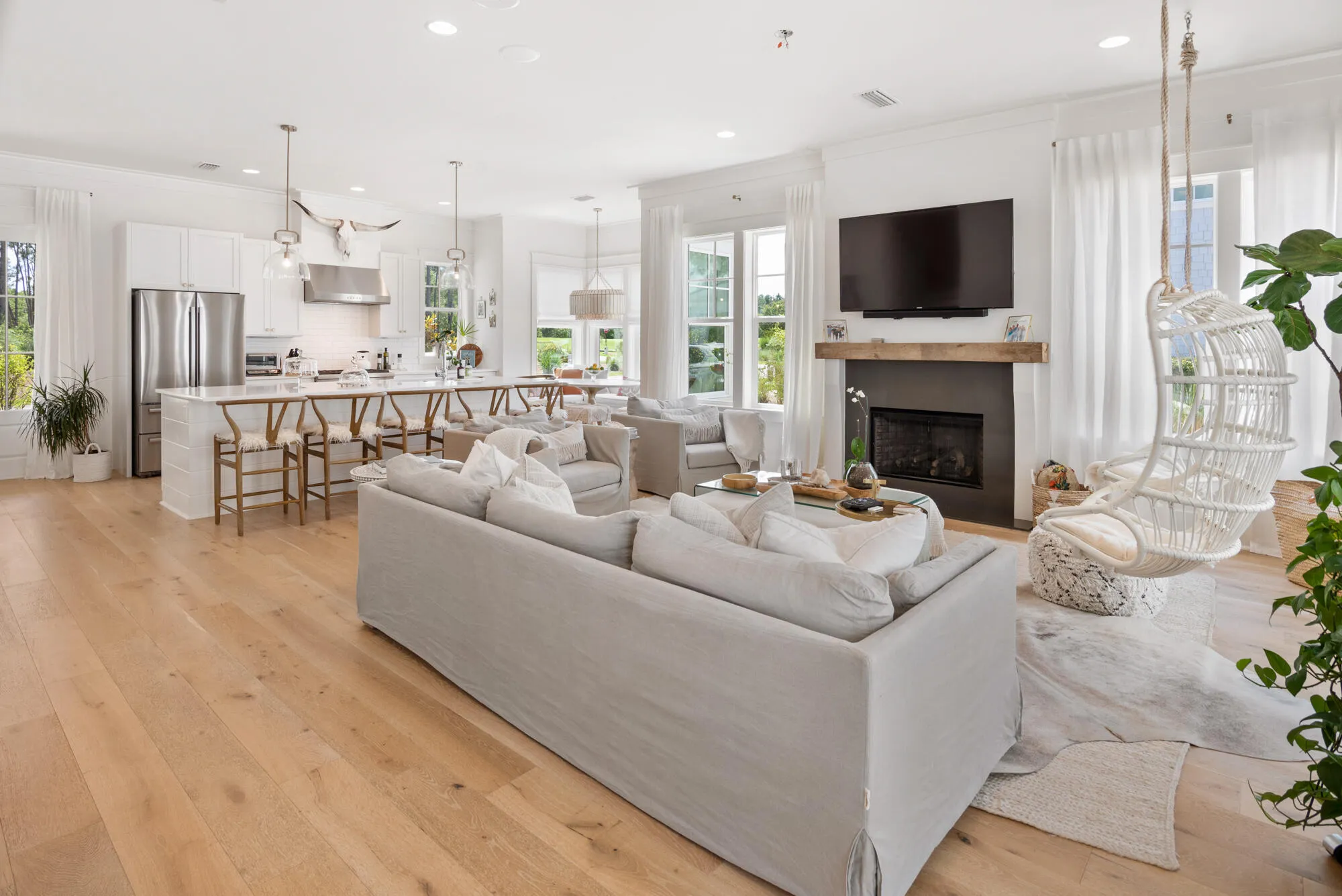 This gorgeous home with 10 ceilings is built by Jason Romair Homes. Lo – image 8