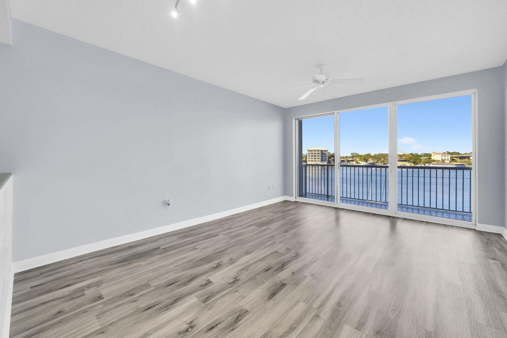 PALM COURT YACHT CLUB - Residential