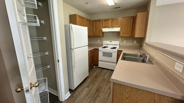 ROLLING PINES - Residential Lease