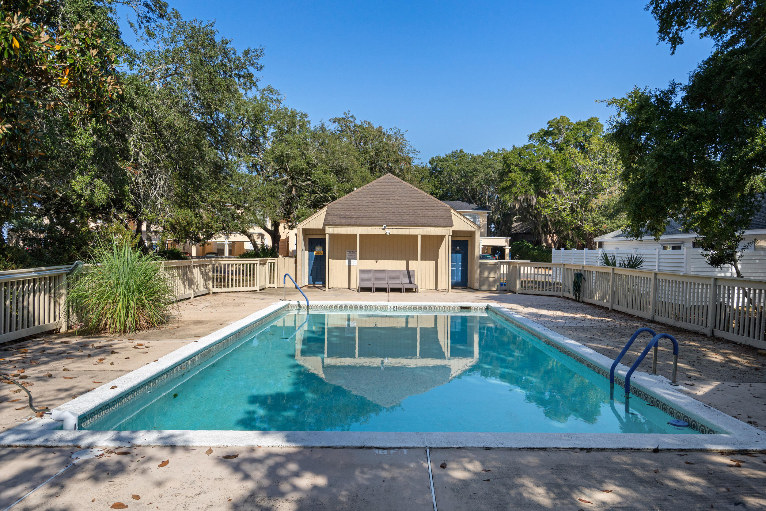 MAGNOLIA BAY CLUB T/H PH I UNIT 104 - Residential