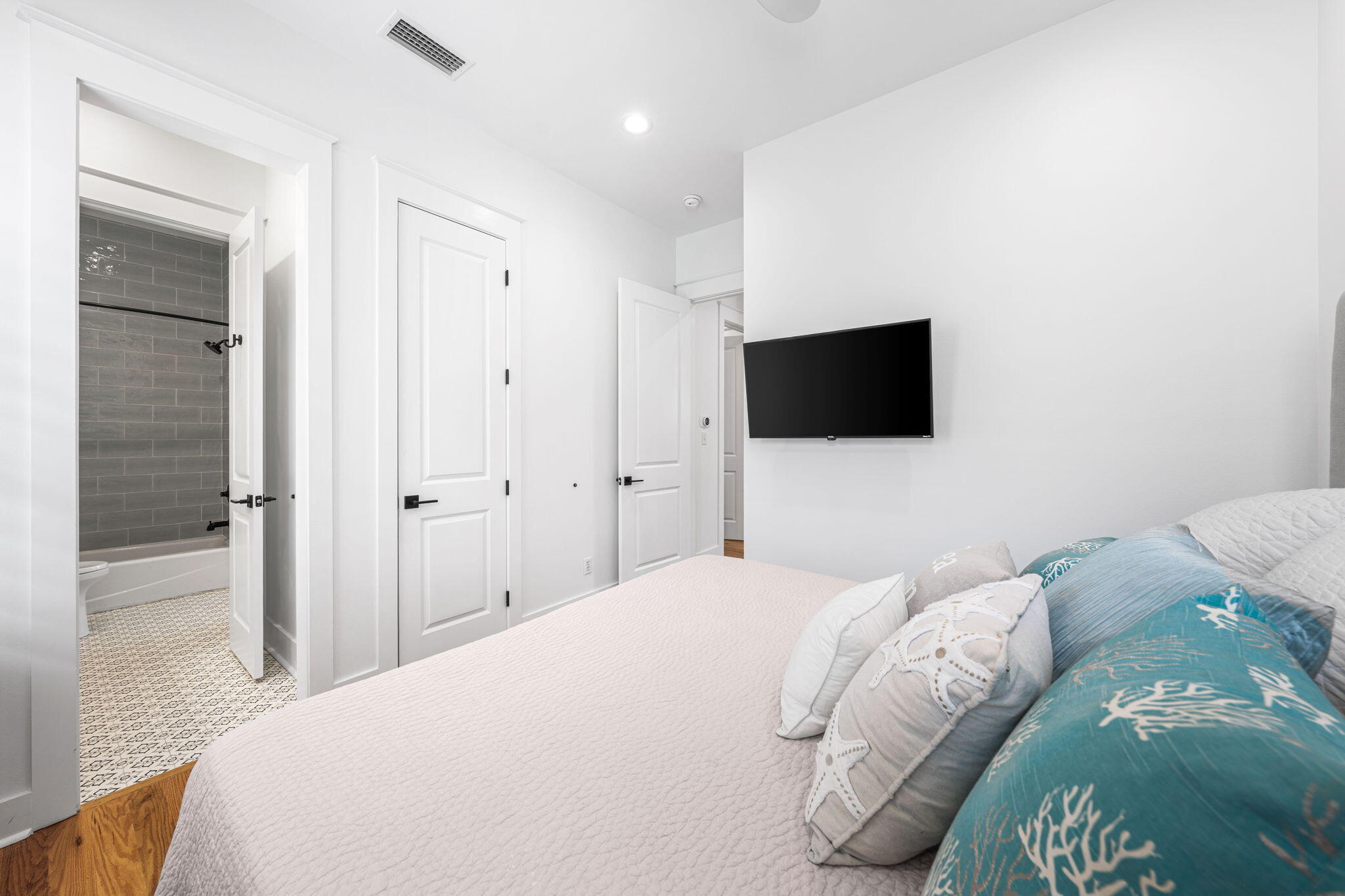 COTTAGES AT EASTERN LAKE - Residential