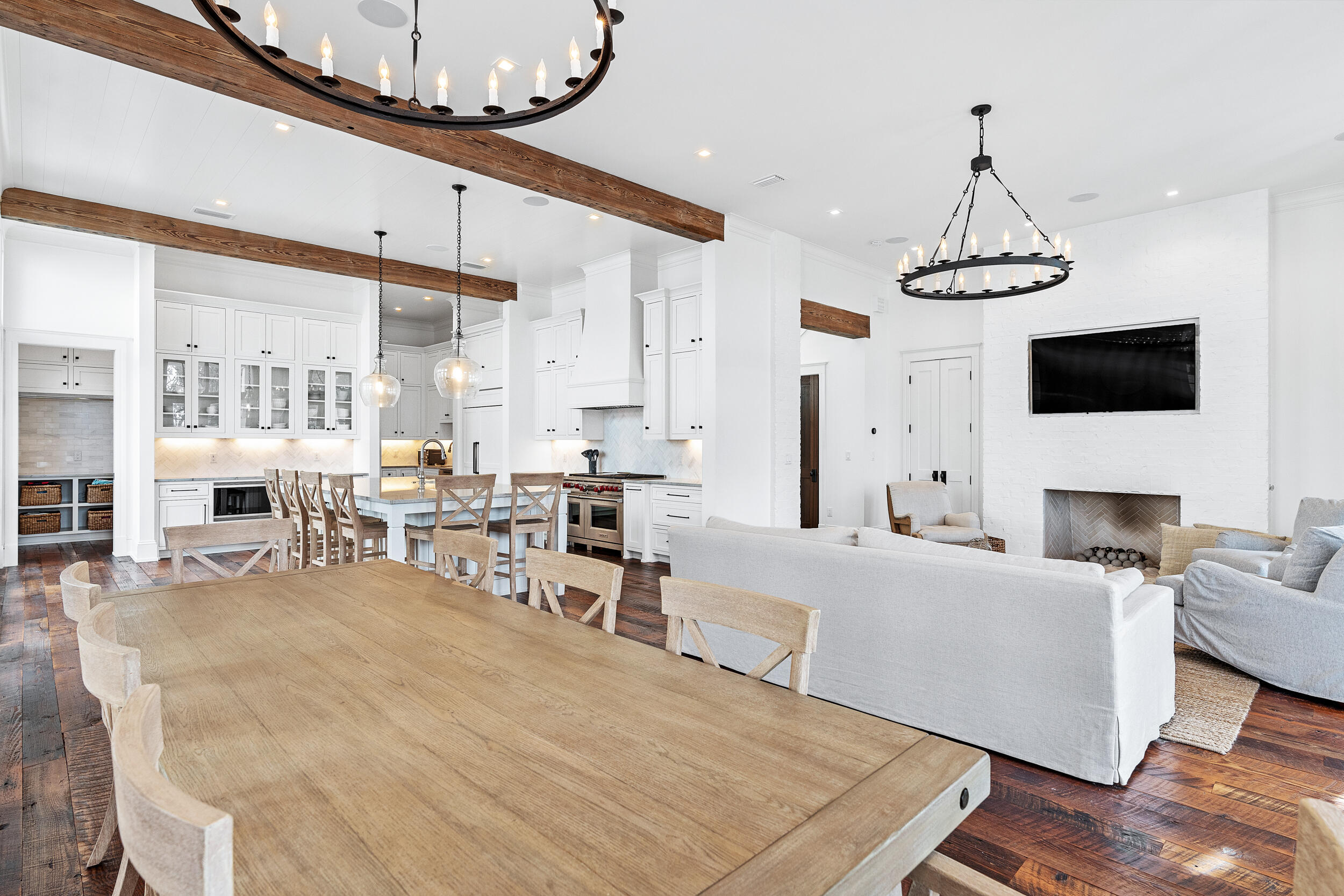 CHURCHILL OAKS - Residential