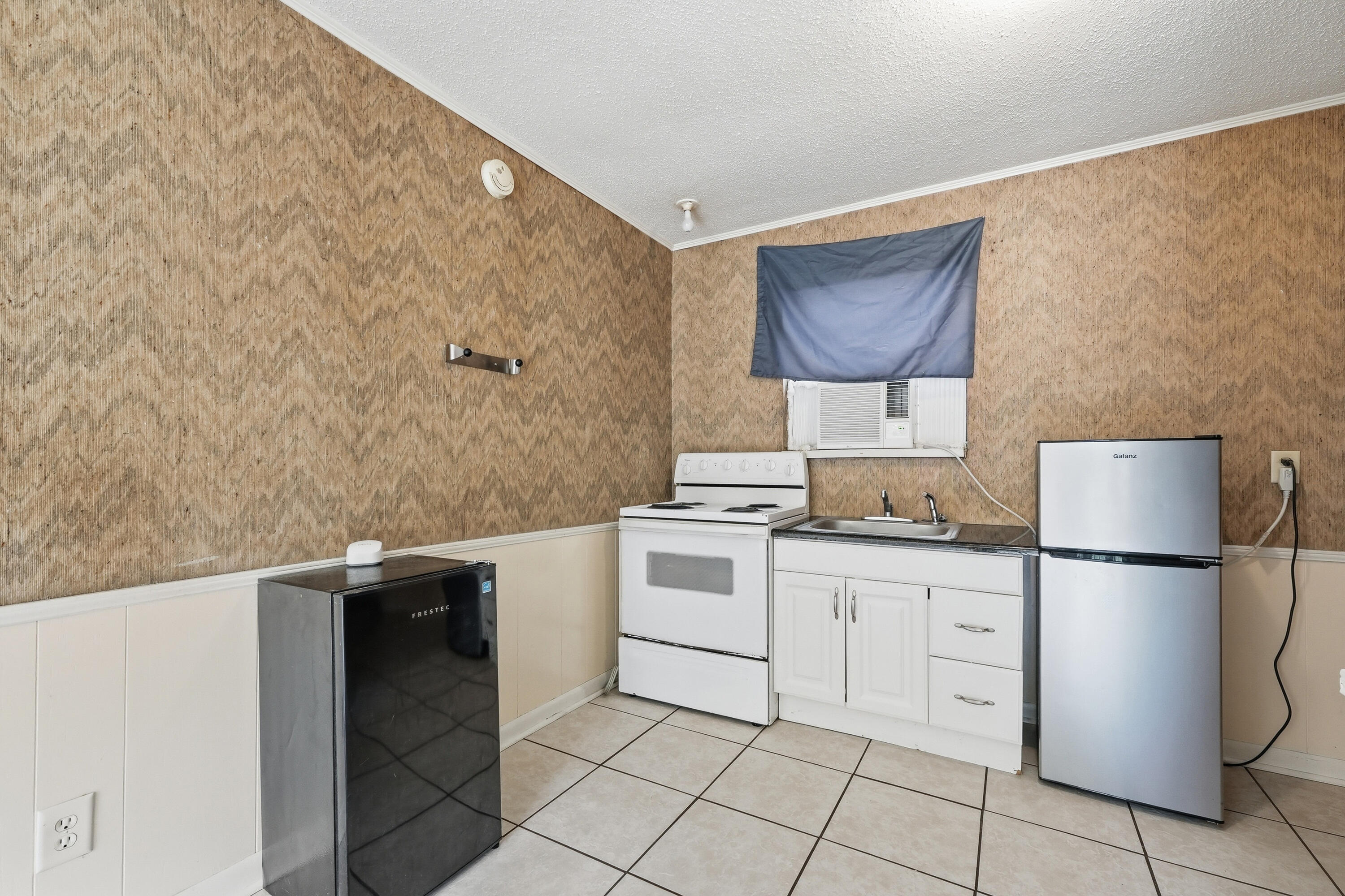 PORT DIXIE BEG NE COR BLK 56 S 164.67 FT - Residential