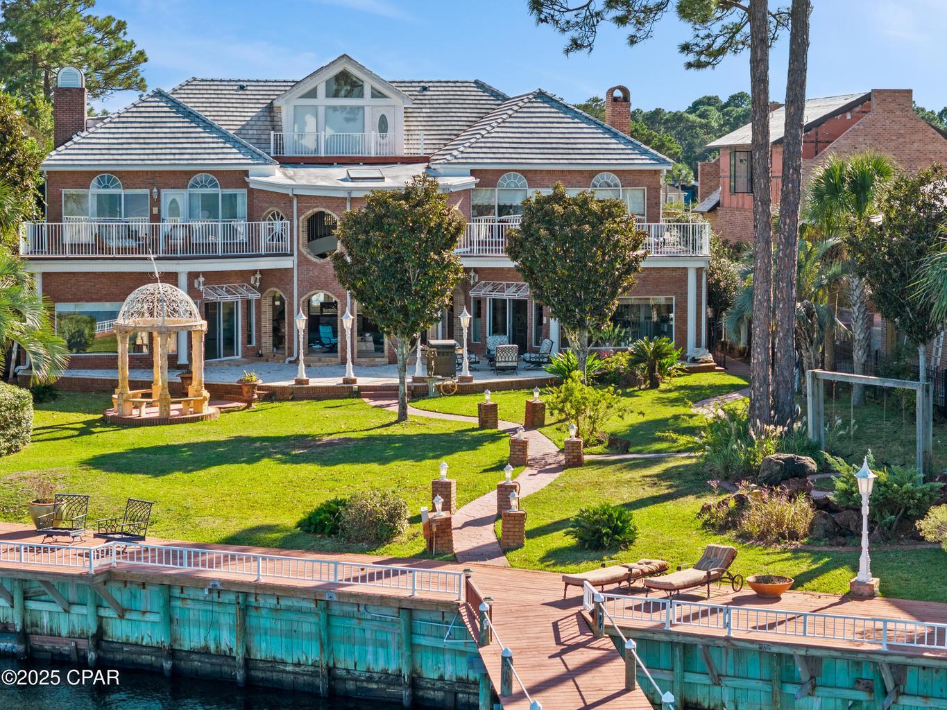 WHISPERING OAKS - Residential