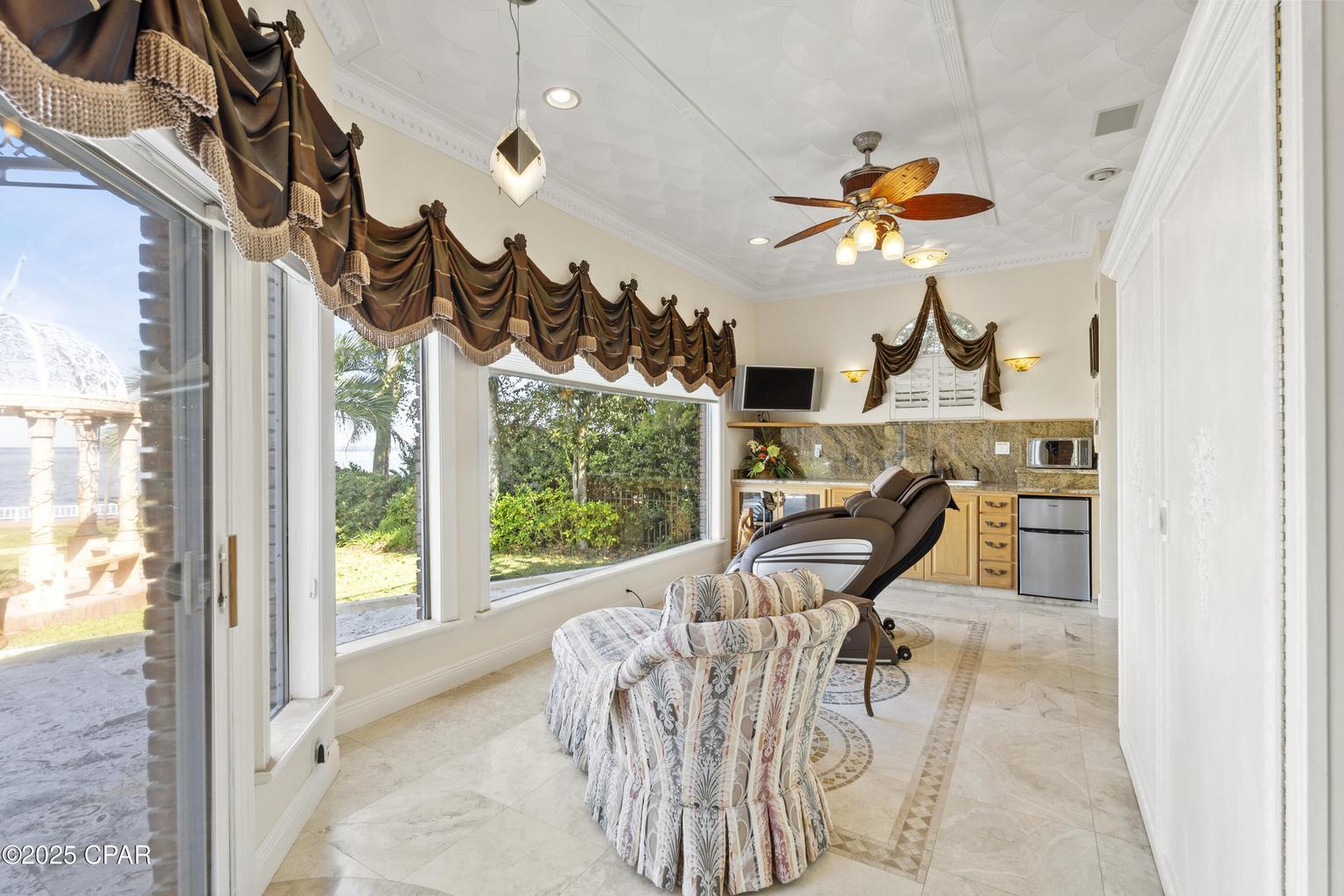 WHISPERING OAKS - Residential