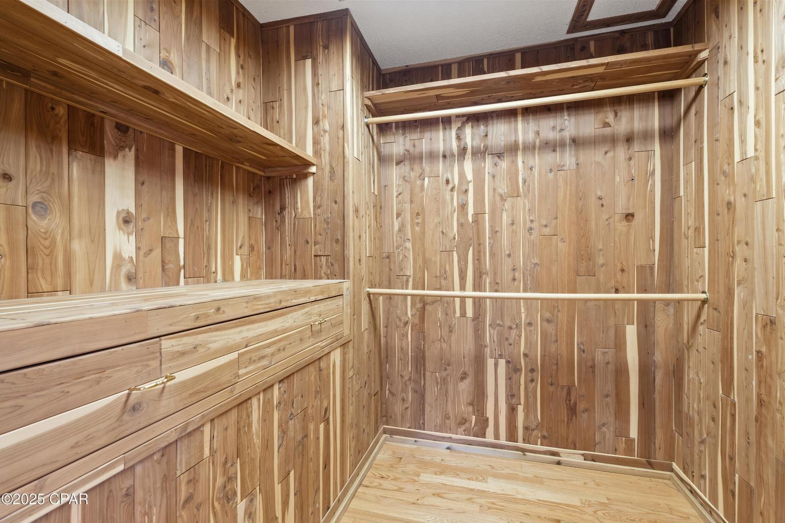 WHISPERING OAKS - Residential