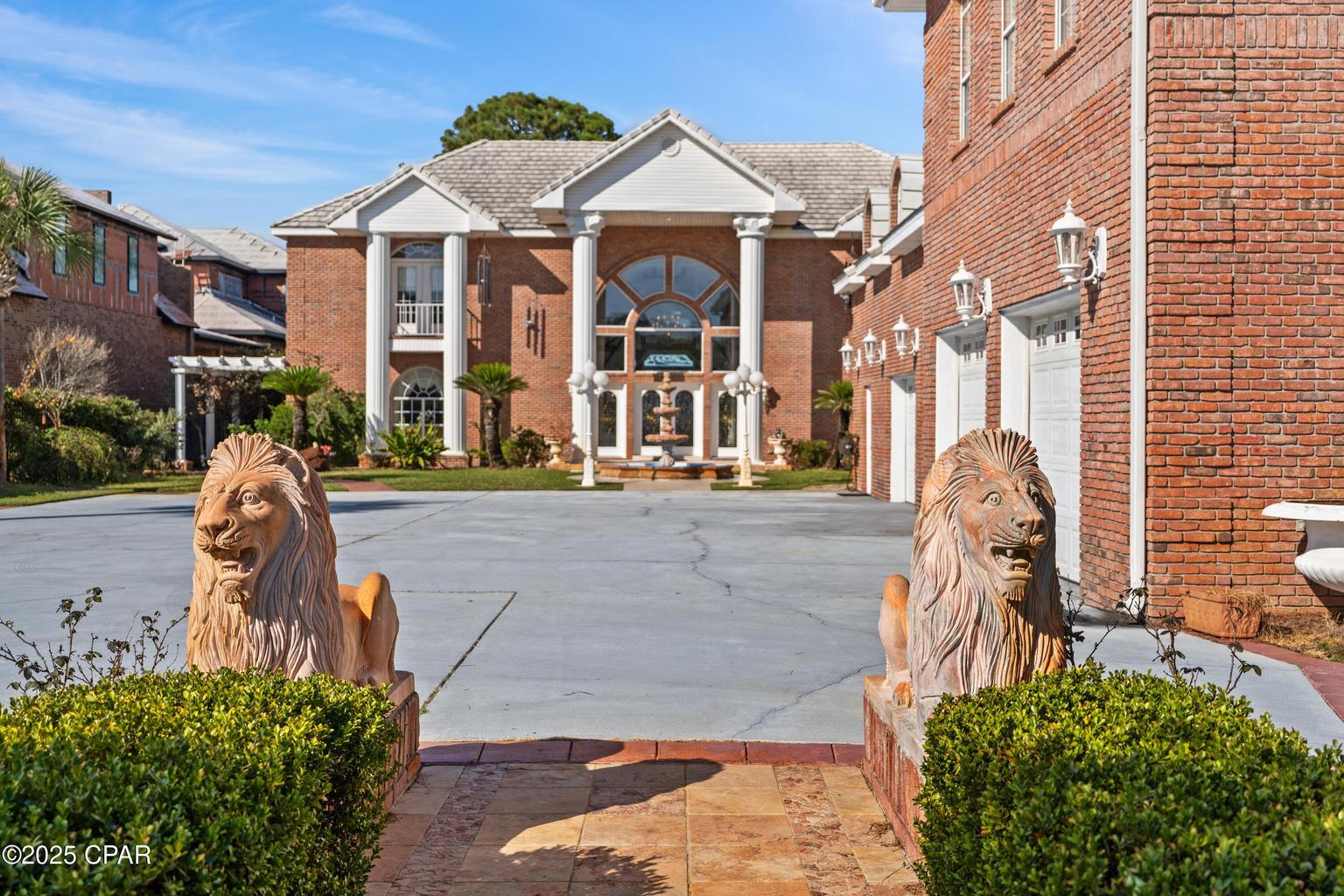 WHISPERING OAKS - Residential