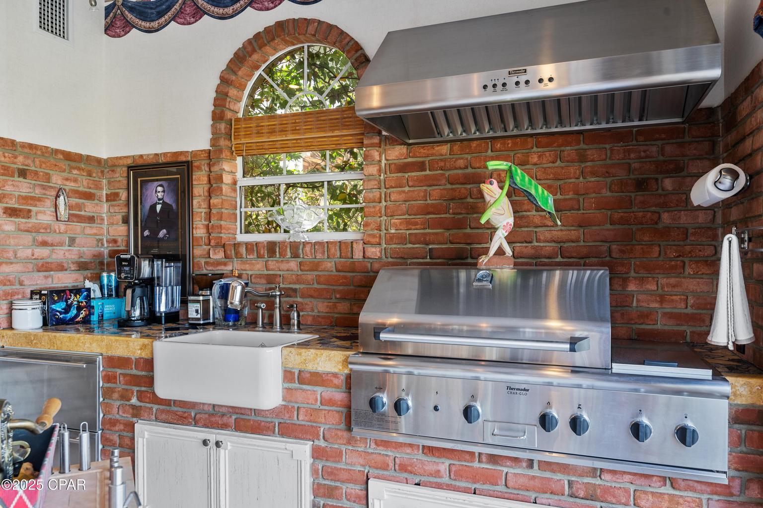 WHISPERING OAKS - Residential