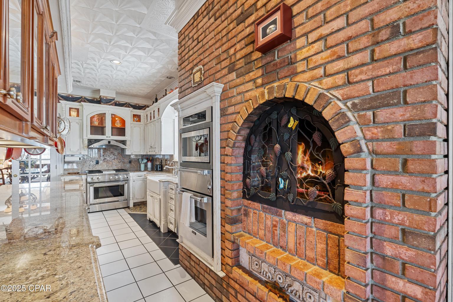 WHISPERING OAKS - Residential