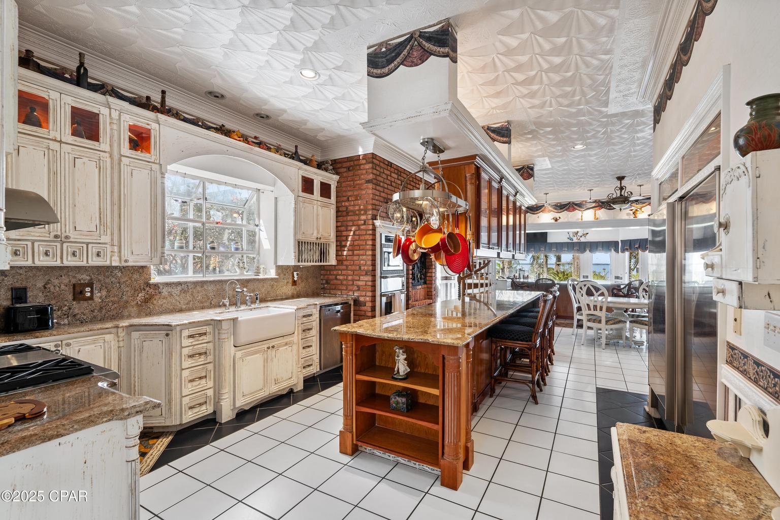 WHISPERING OAKS - Residential