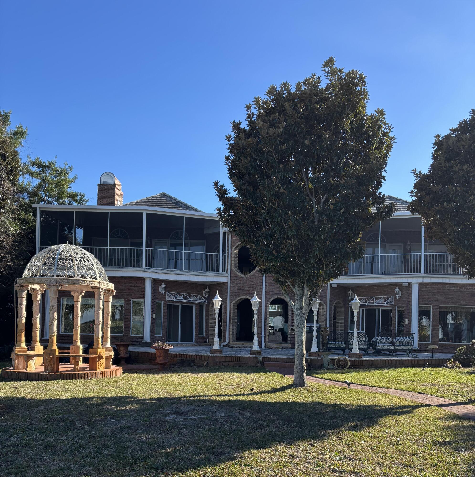 WHISPERING OAKS - Residential