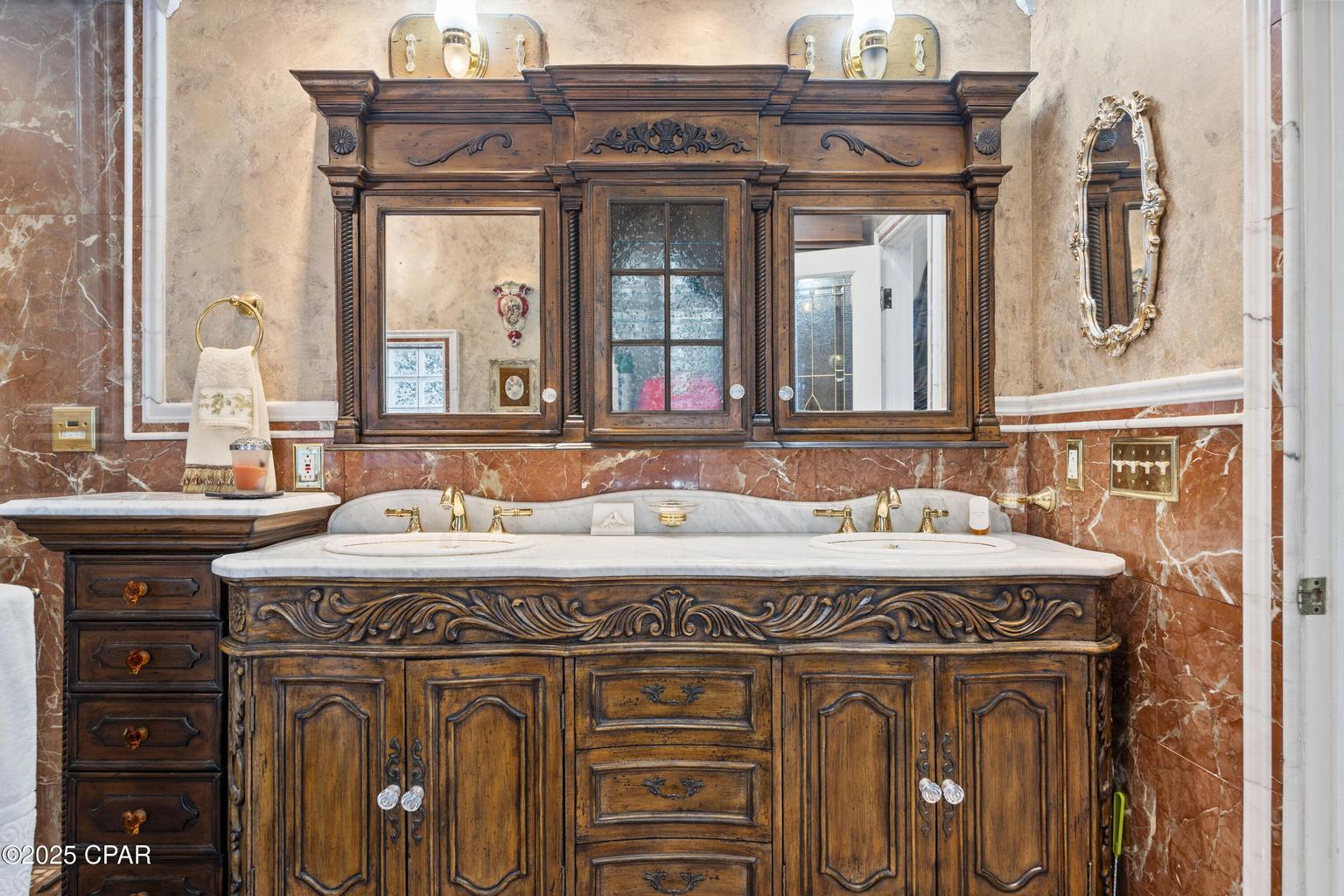 WHISPERING OAKS - Residential