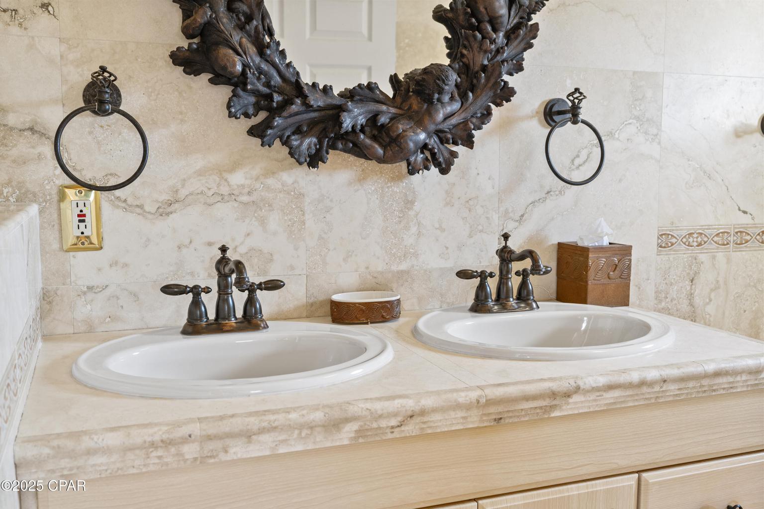 WHISPERING OAKS - Residential