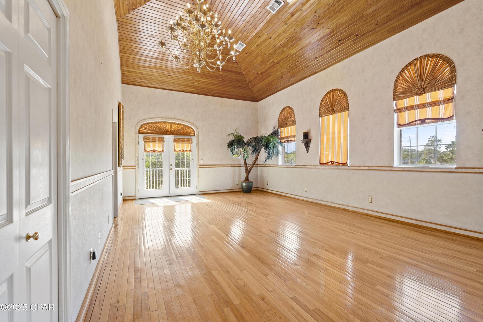 WHISPERING OAKS - Residential