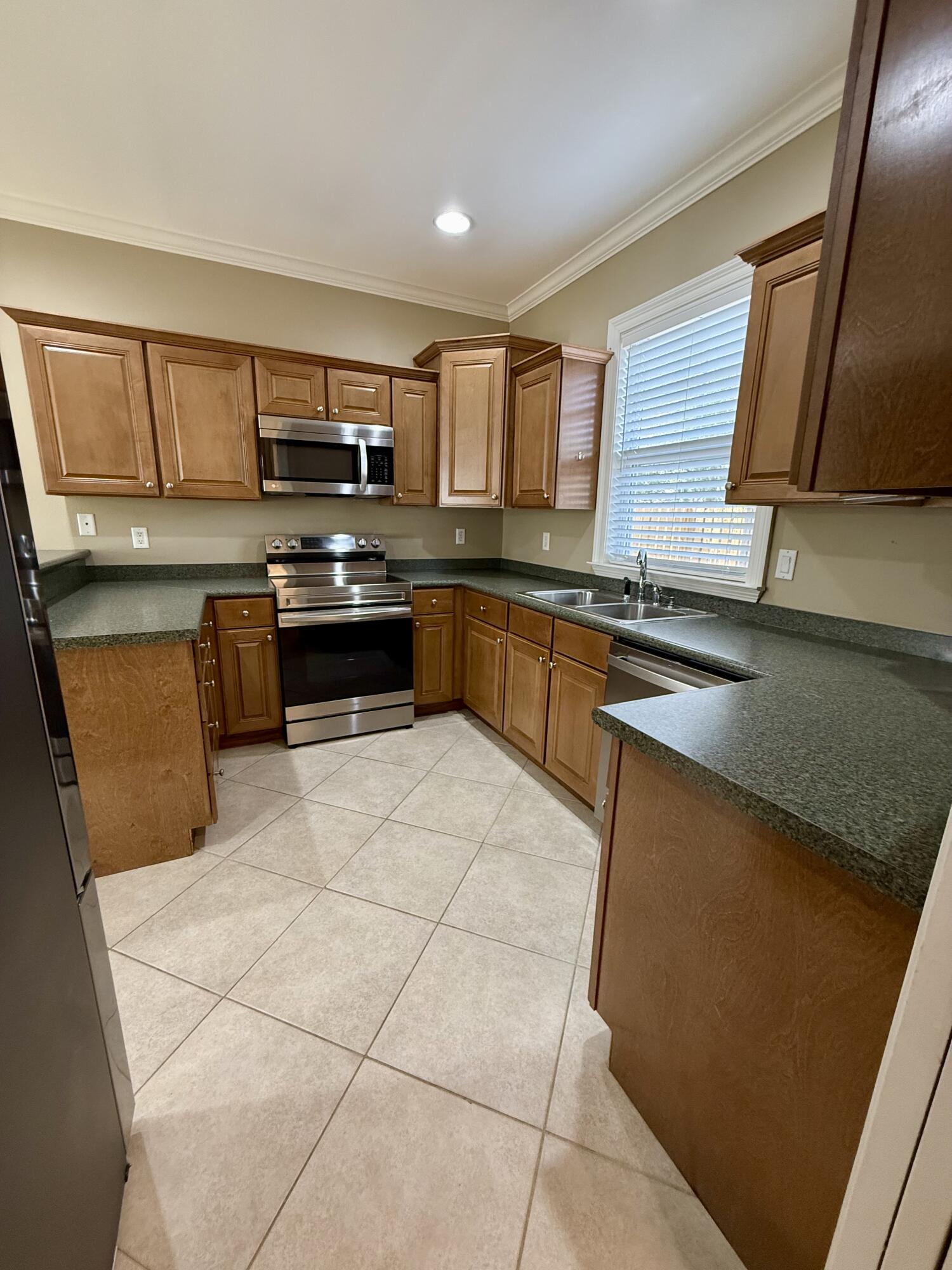 CANOPIES OF FREEPORT - Residential Lease