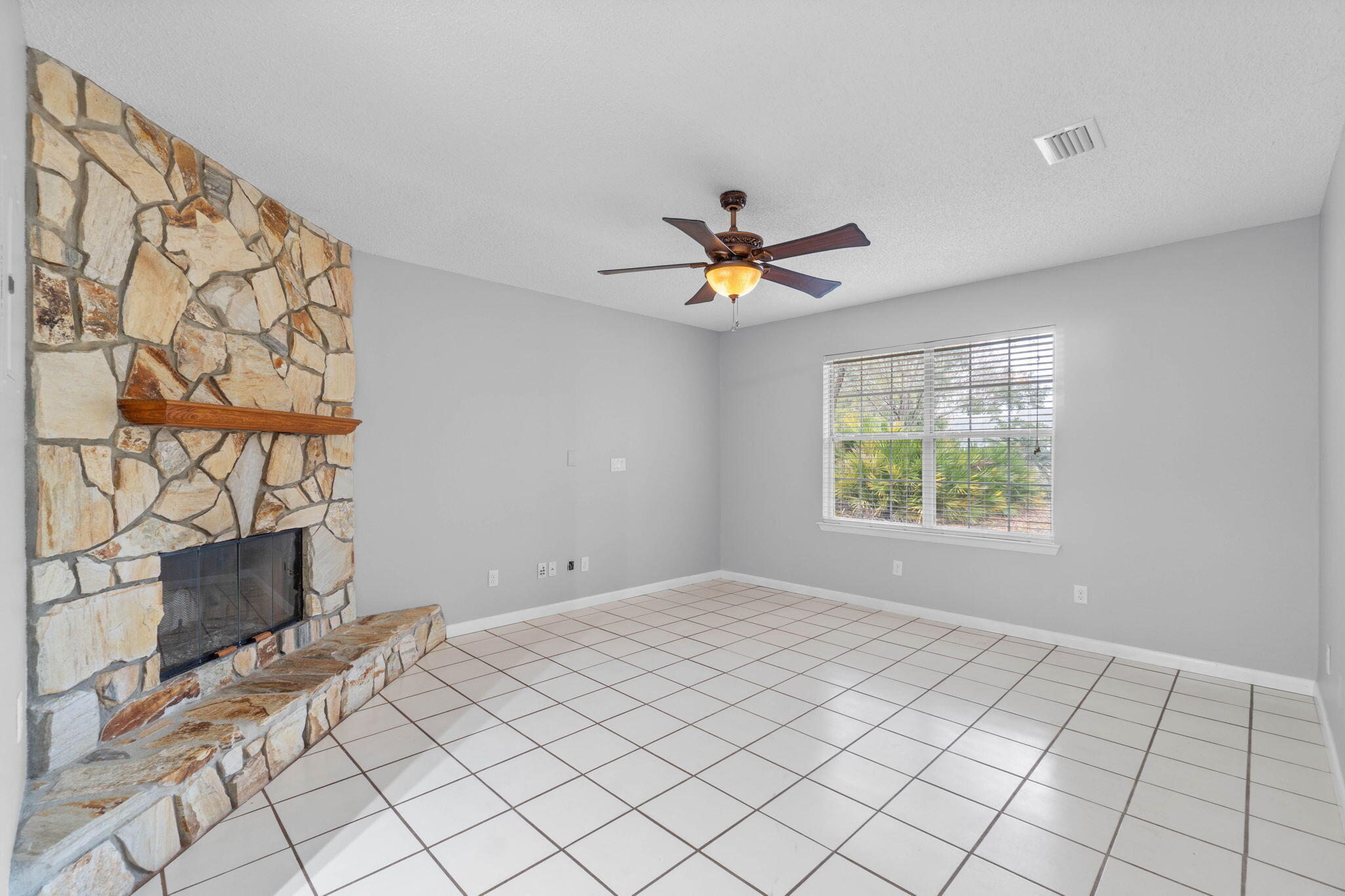 WYNNEHAVEN BCH EST 1ST ADD - Residential Lease