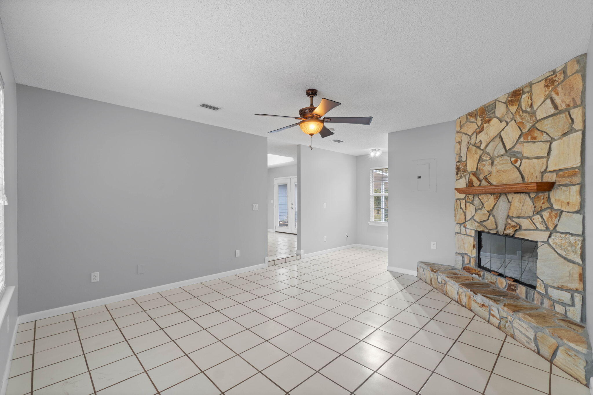 WYNNEHAVEN BCH EST 1ST ADD - Residential Lease