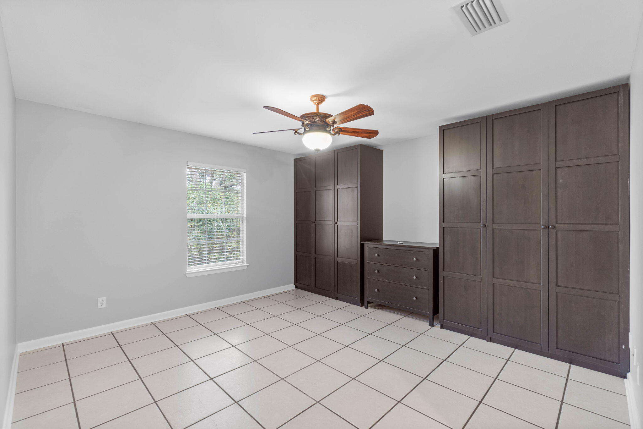 WYNNEHAVEN BCH EST 1ST ADD - Residential Lease