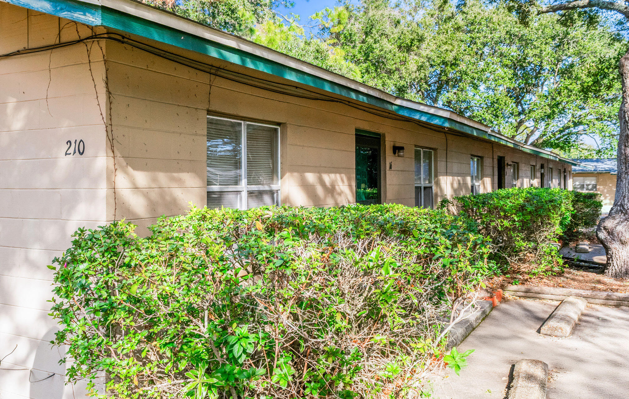 210 NW Dates Avenue