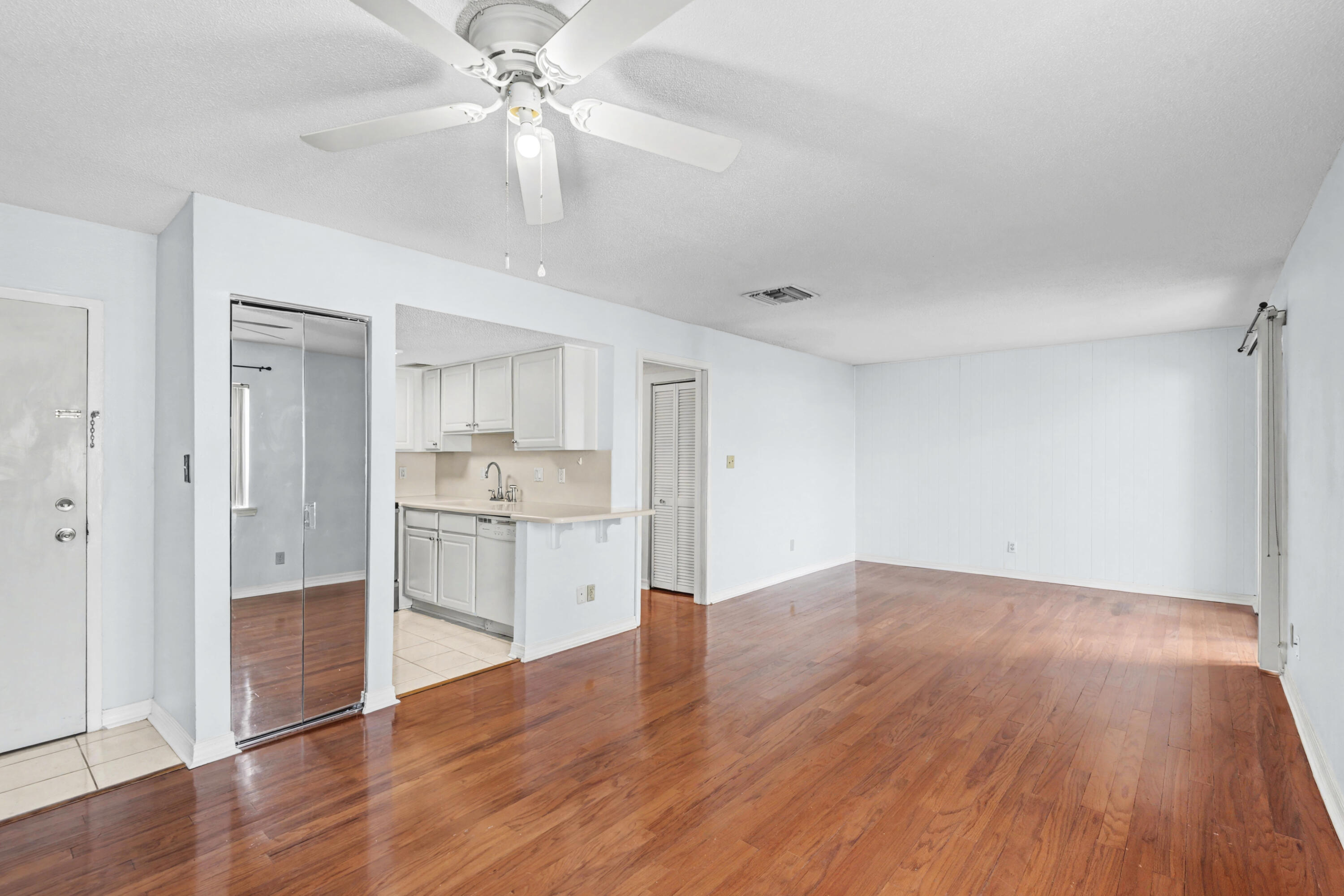 FINISTERRA CONDO - Residential