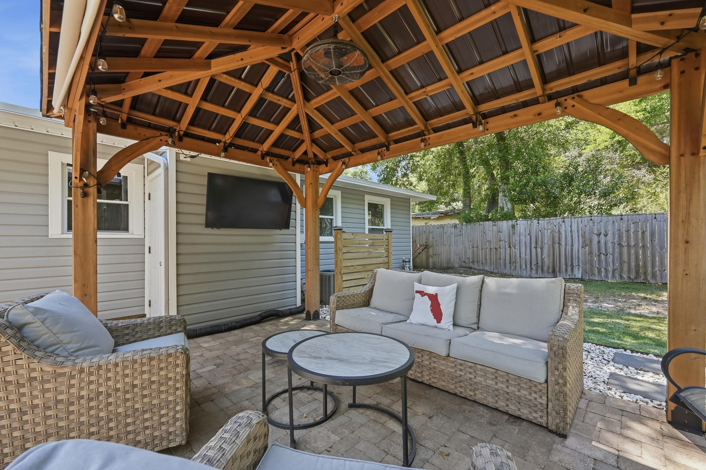ELLIOTTS POINT - Residential