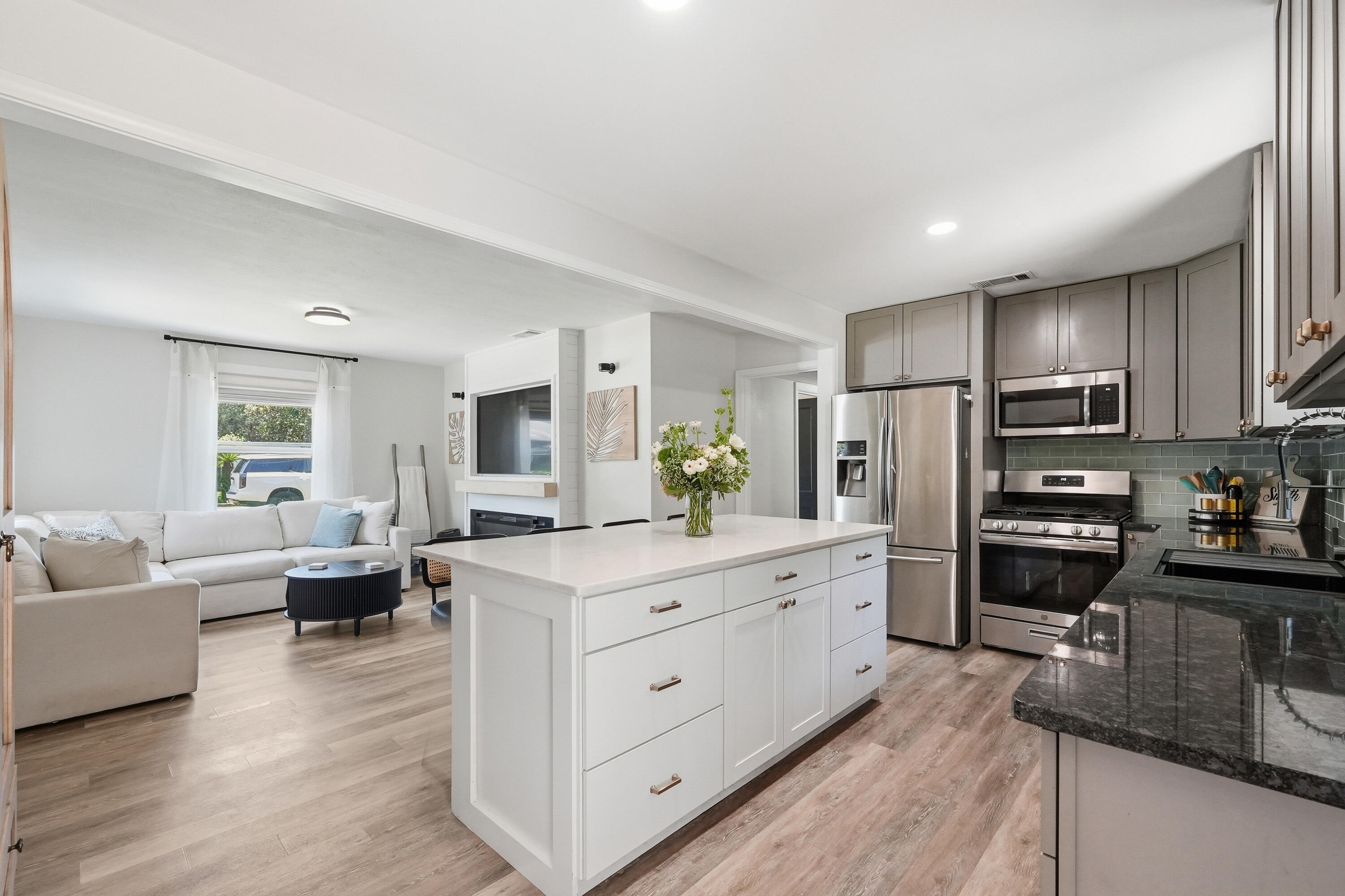 ELLIOTTS POINT - Residential