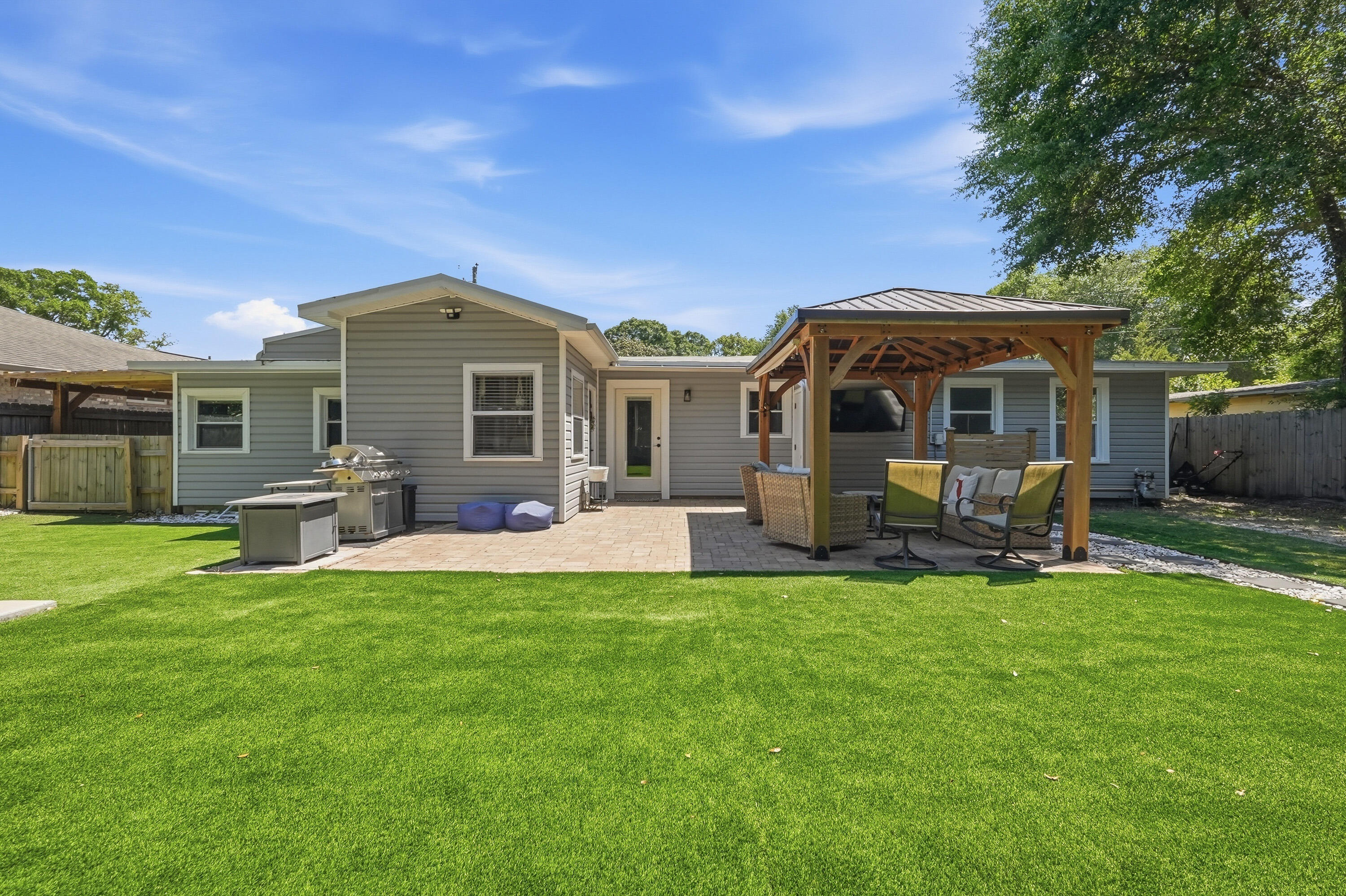 ELLIOTTS POINT - Residential