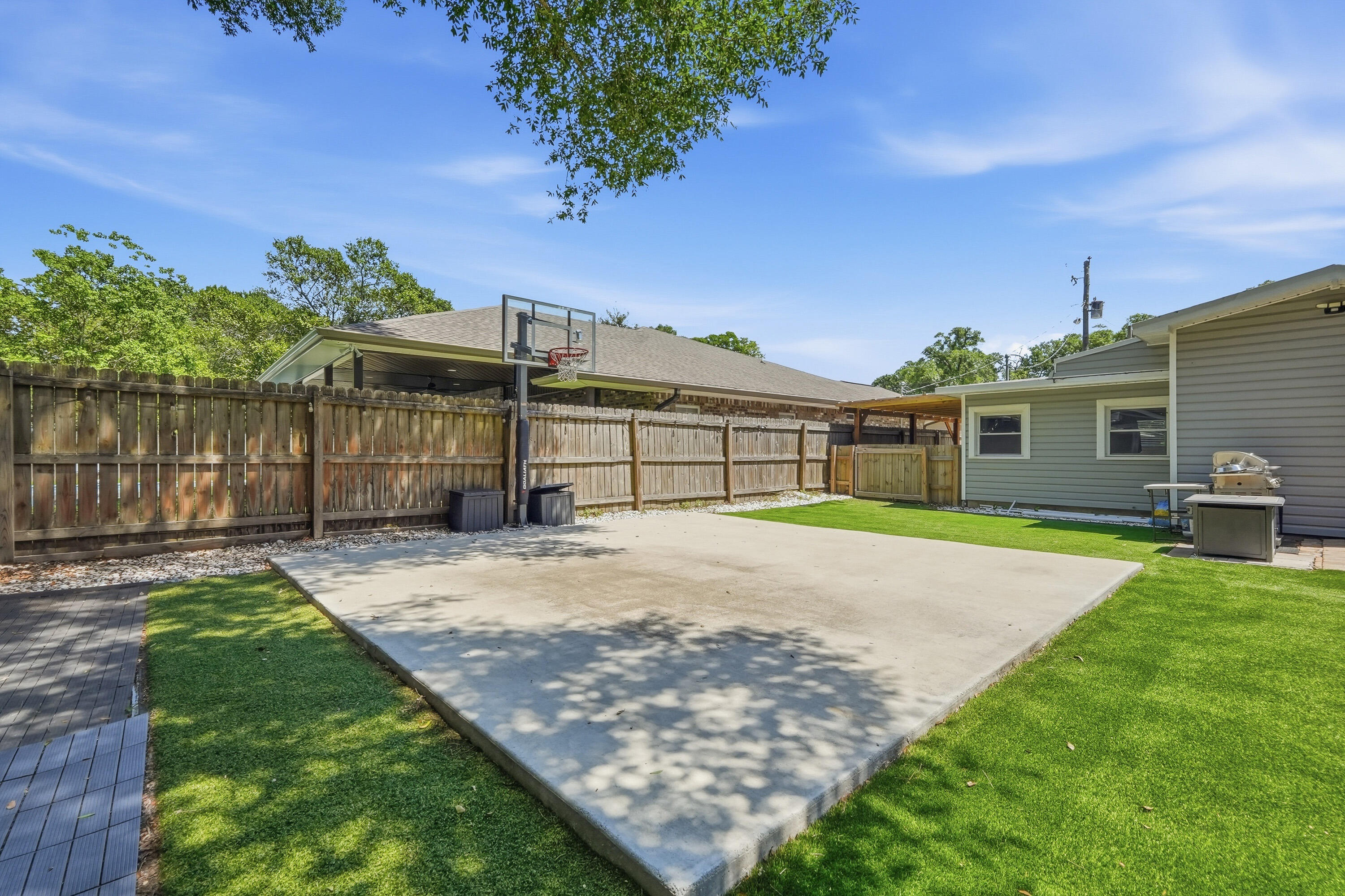 ELLIOTTS POINT - Residential