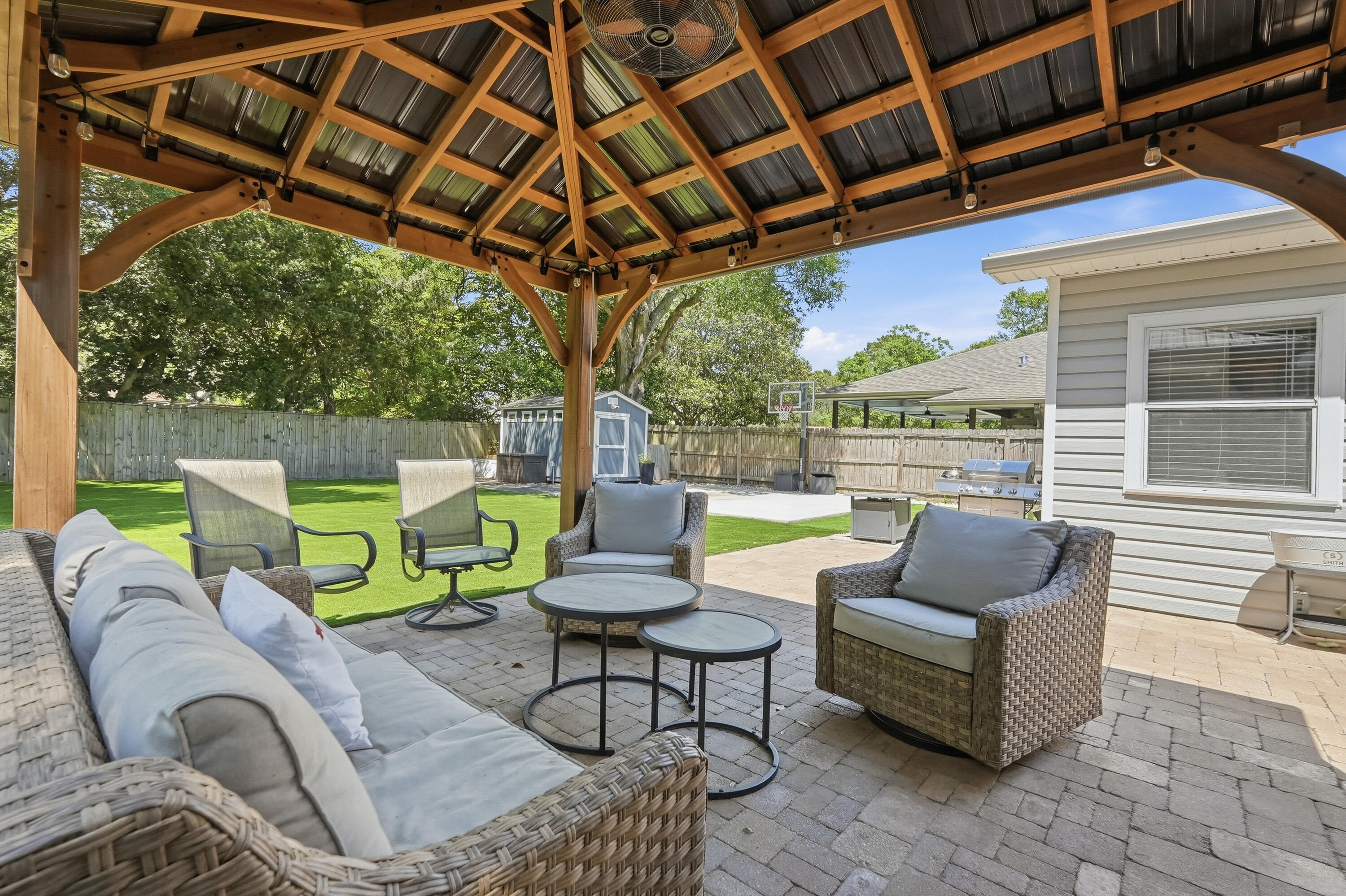 ELLIOTTS POINT - Residential